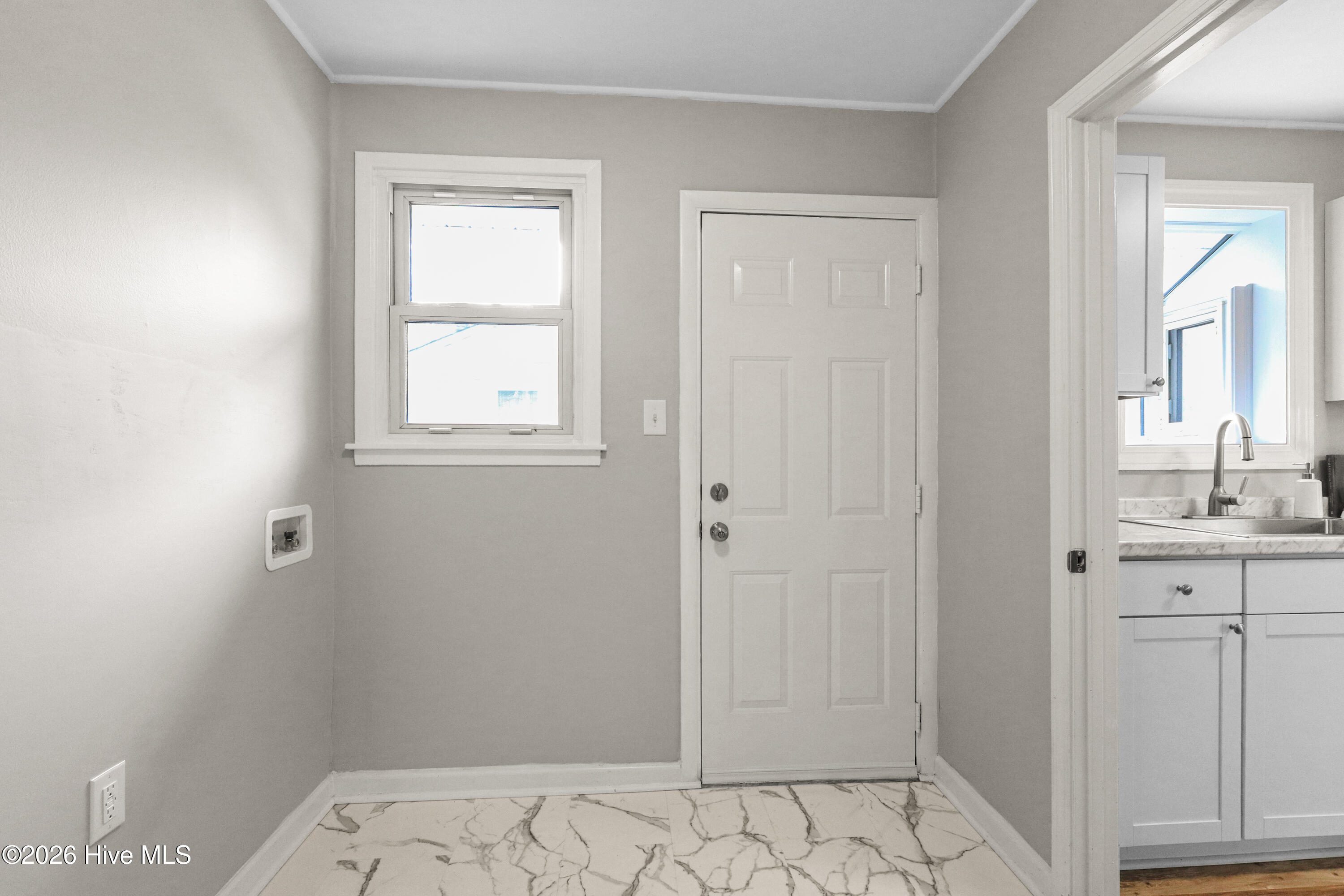 100560188 | Photo 15