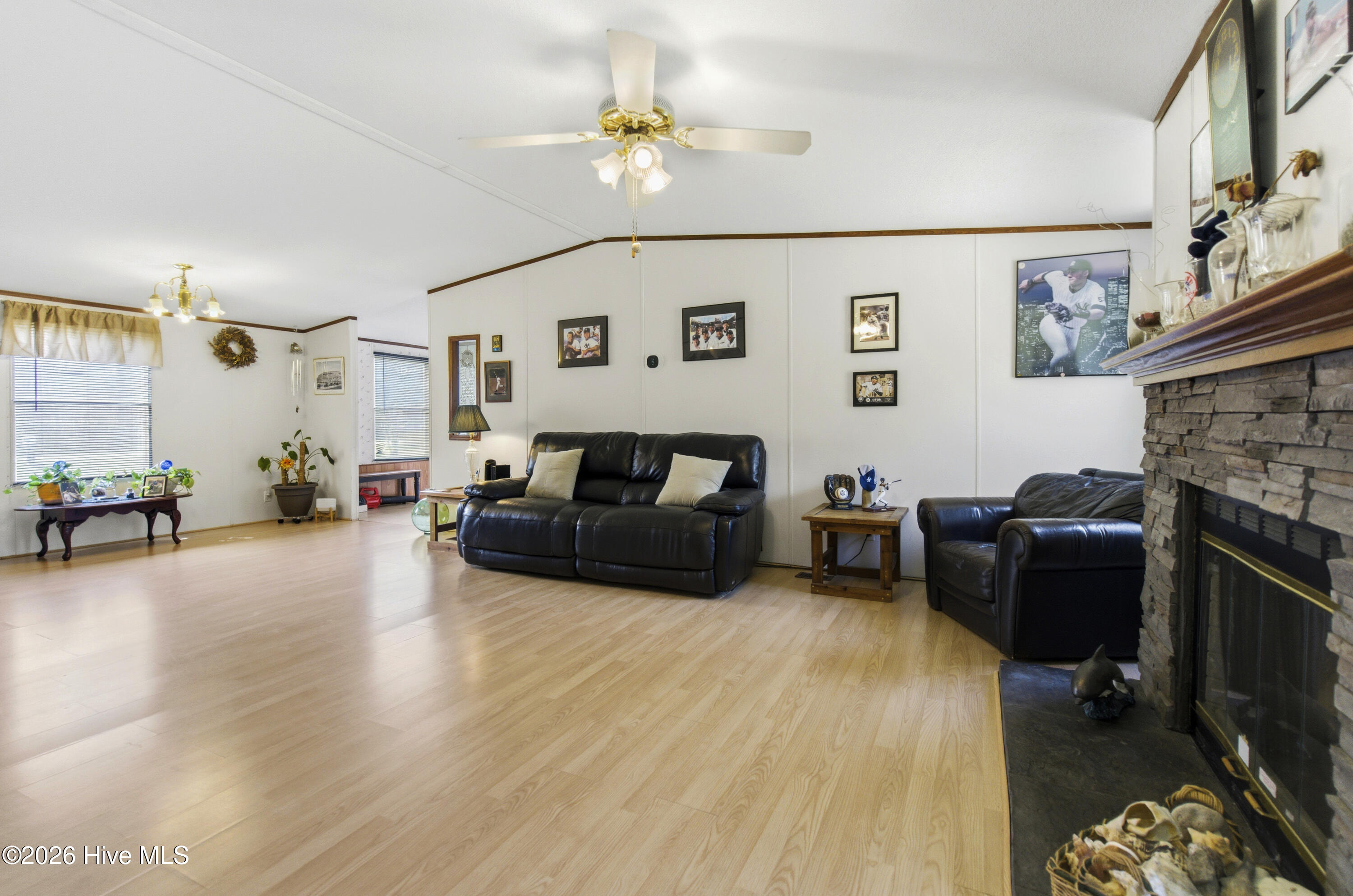 100565497 | Photo 15