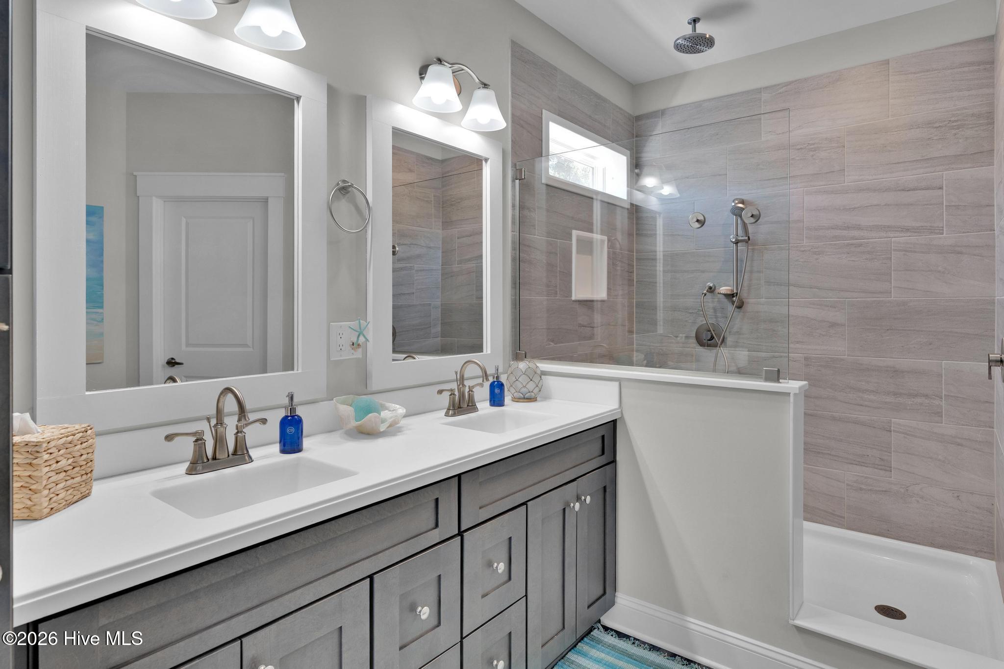 100569220 | Photo 28