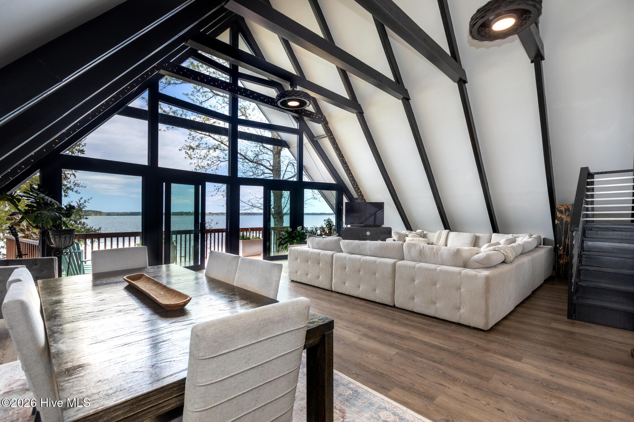 100565718 | Photo 11