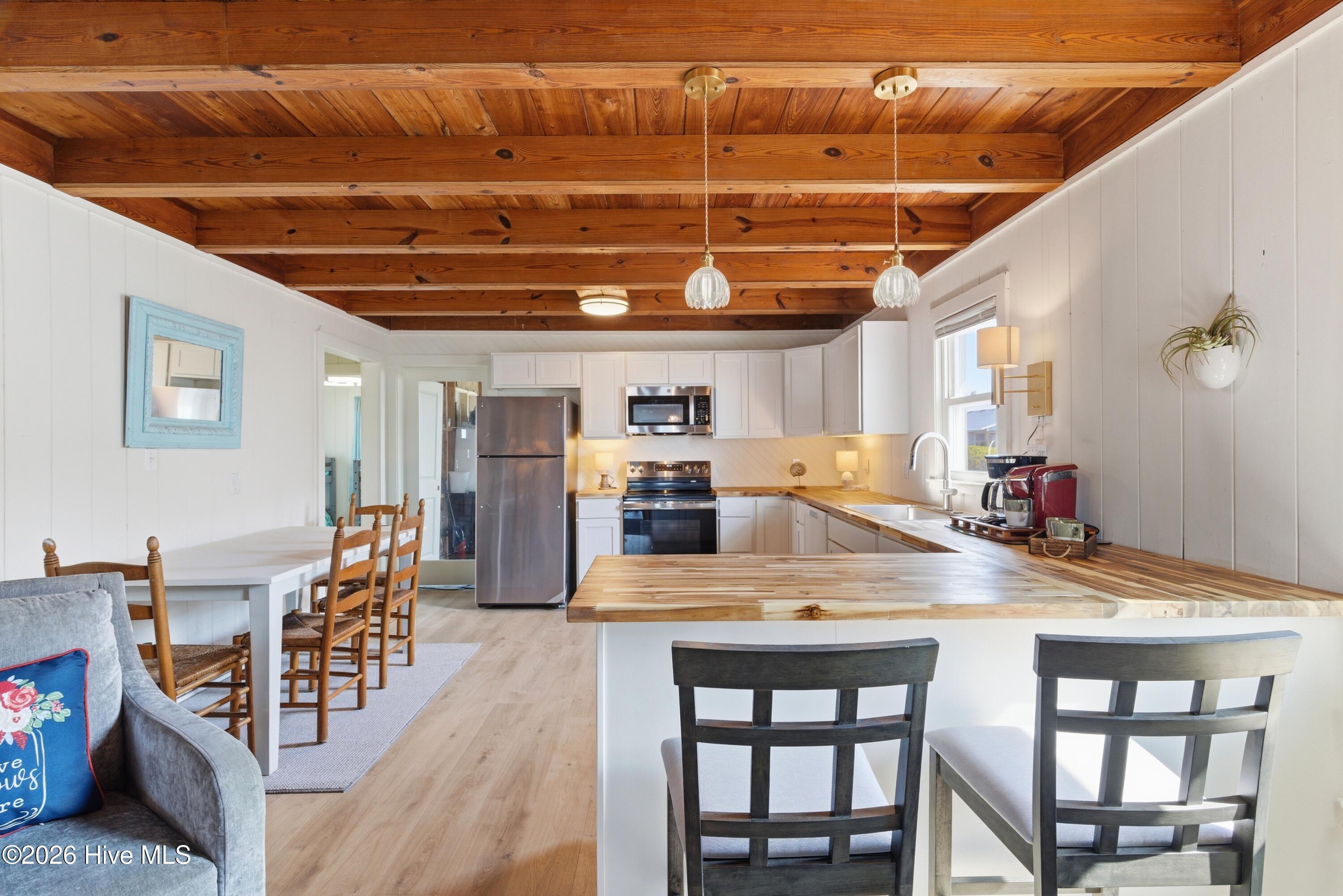 100570347 | Photo 19