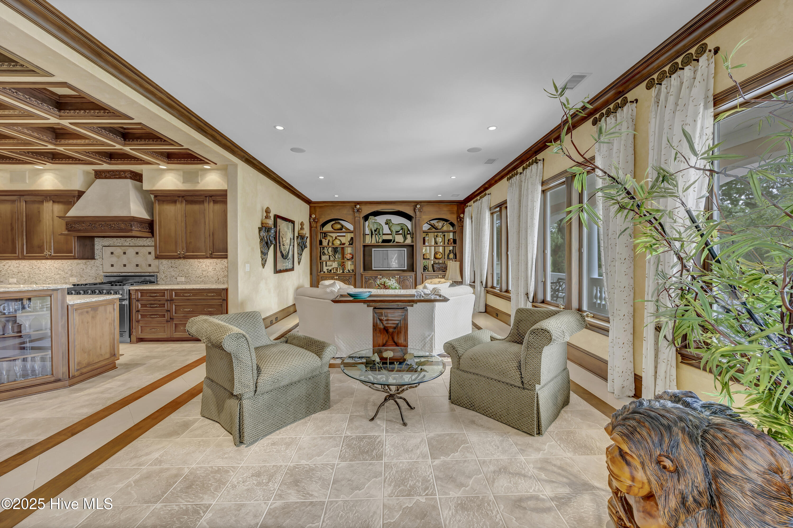 100530989 | Photo 11