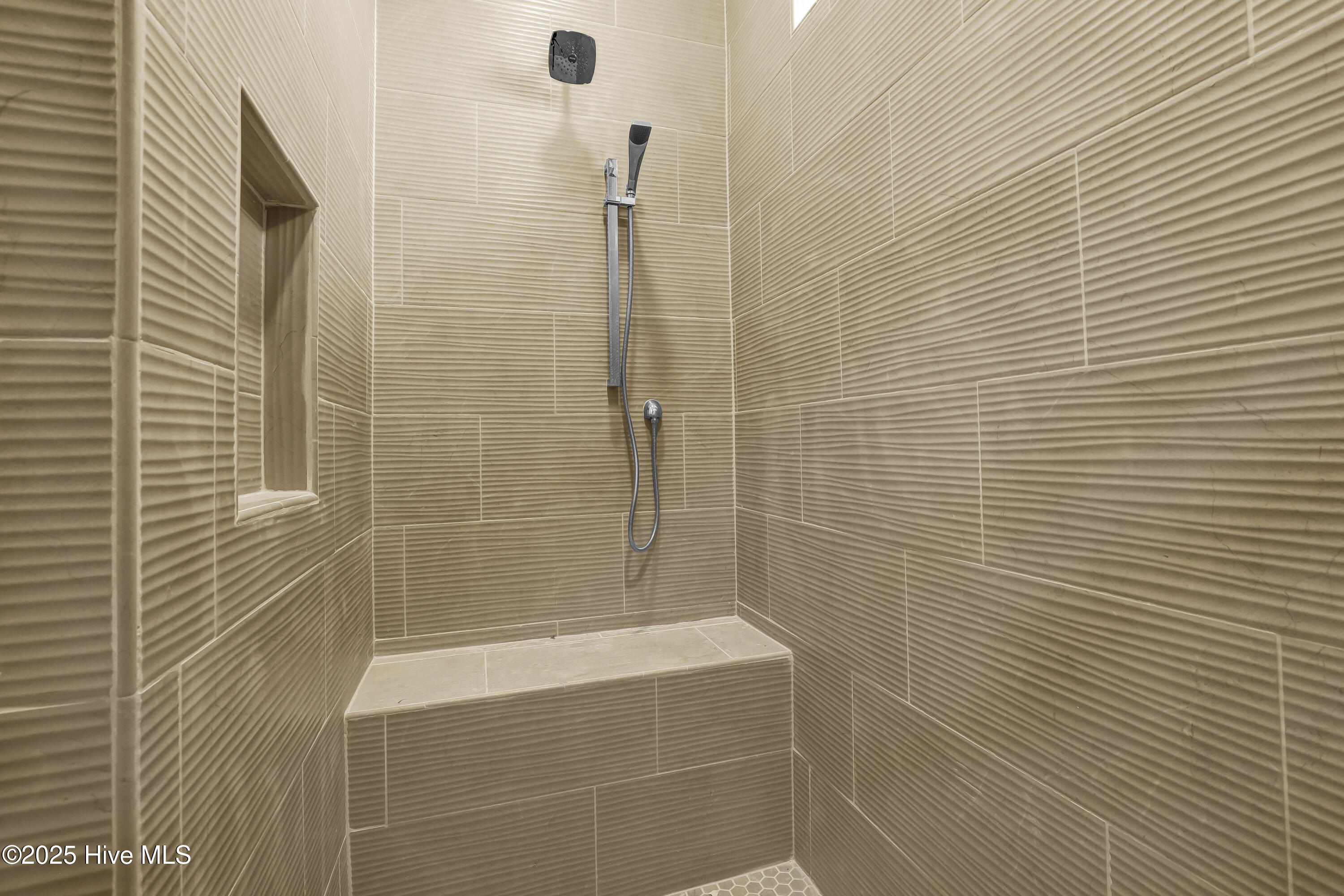 100490520 | Photo 18