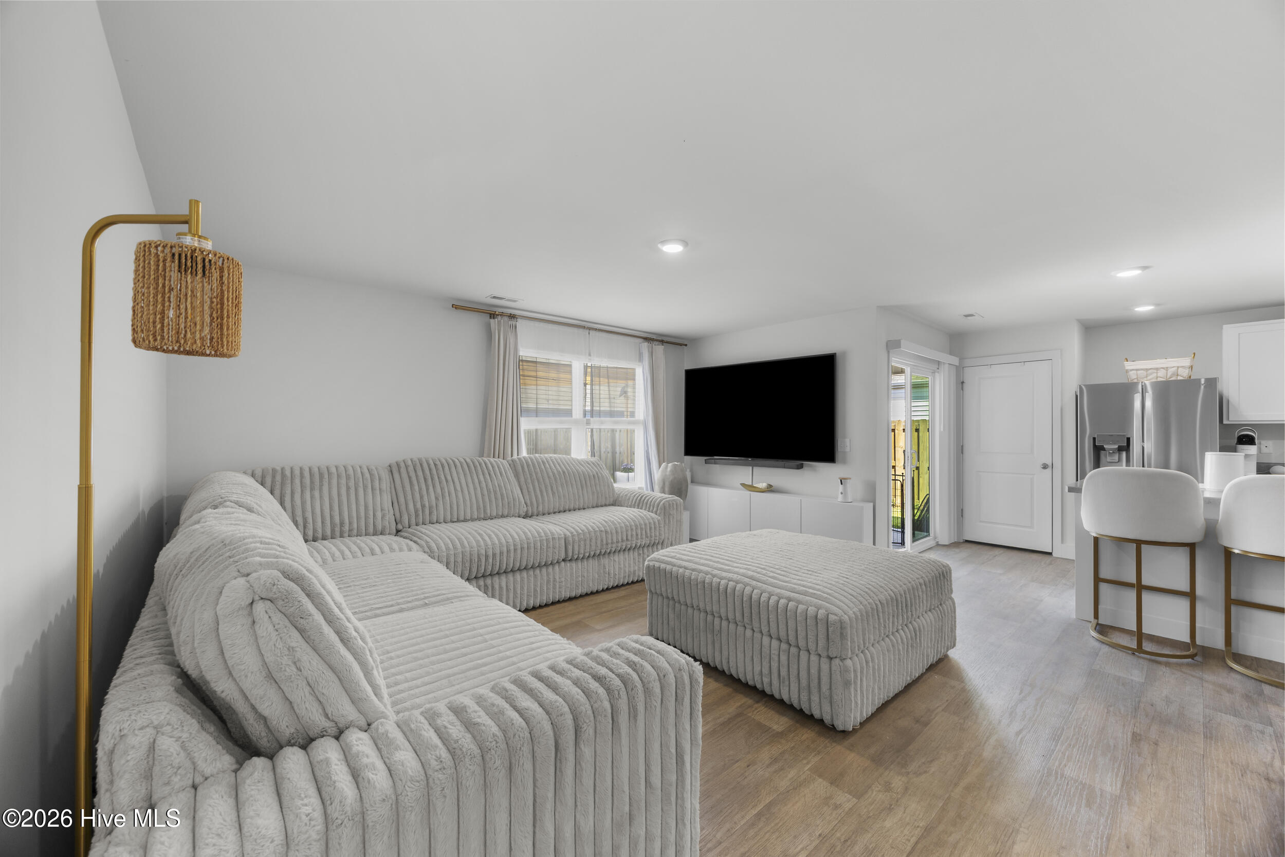 100562687 | Photo 29