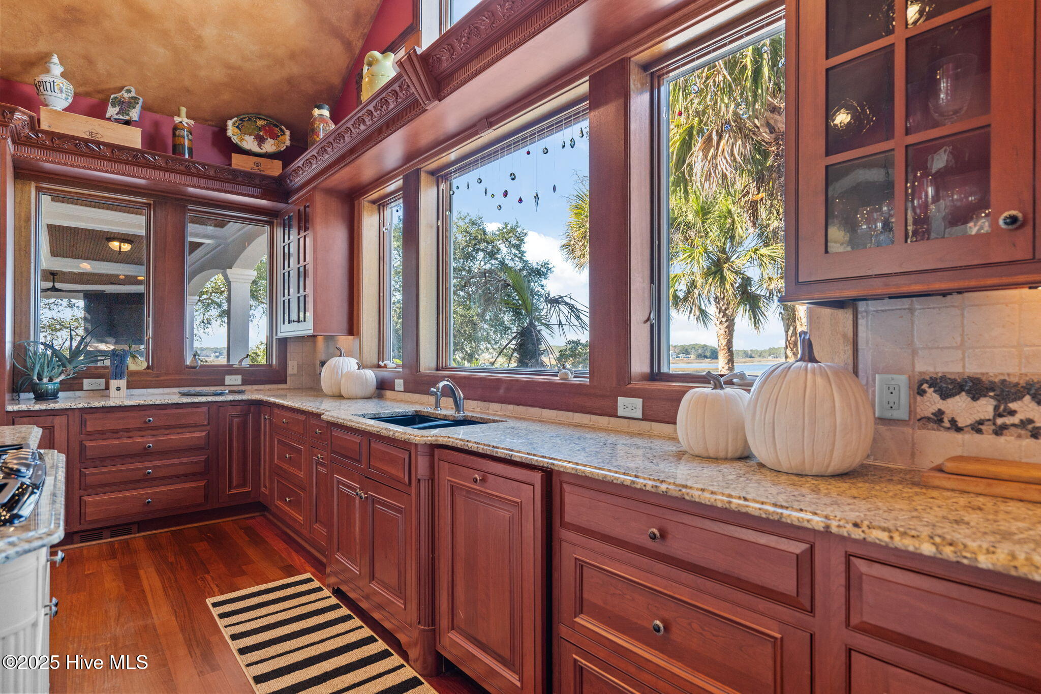 100547936 | Photo 24