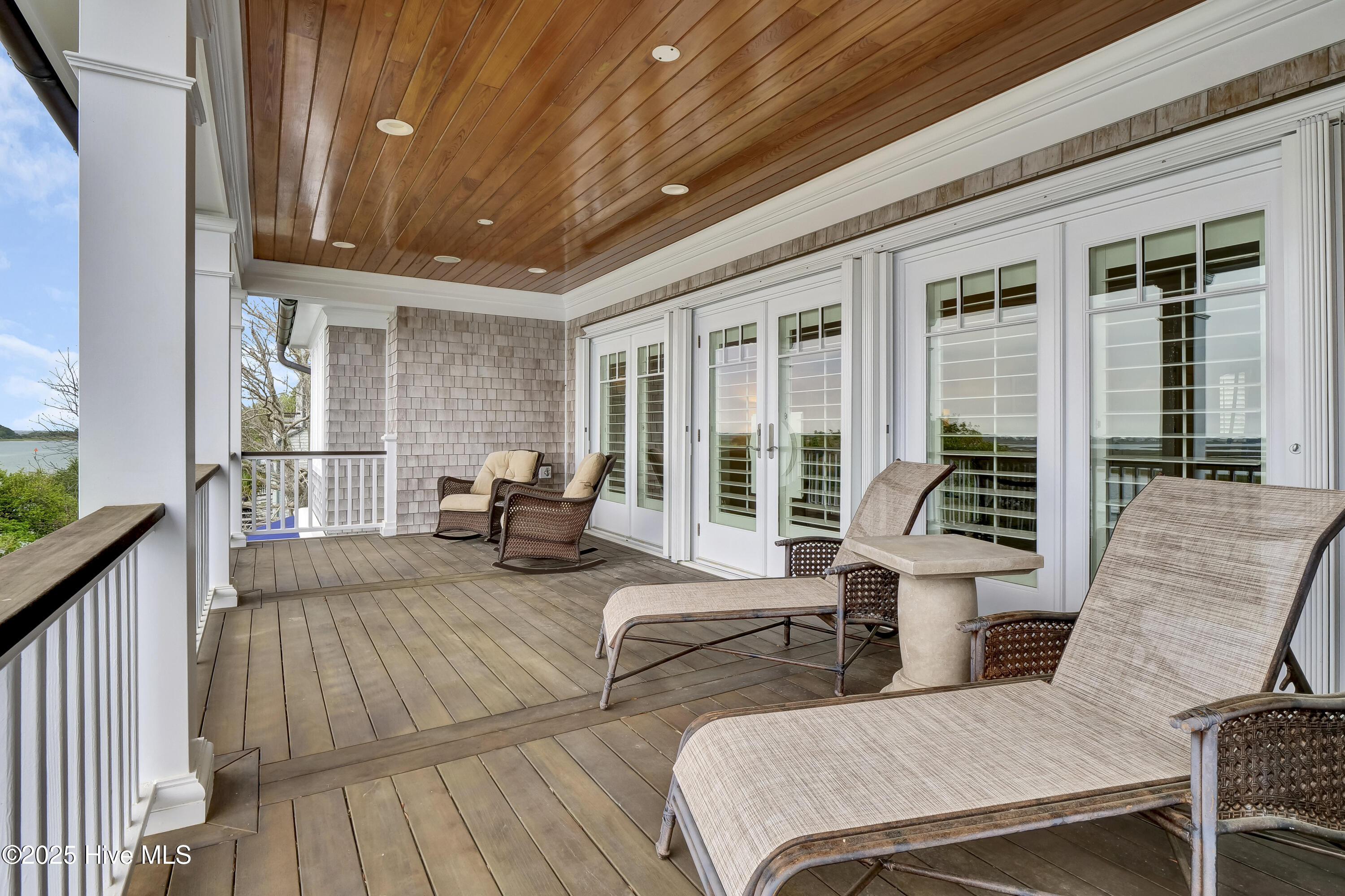 100504113 | Photo 27