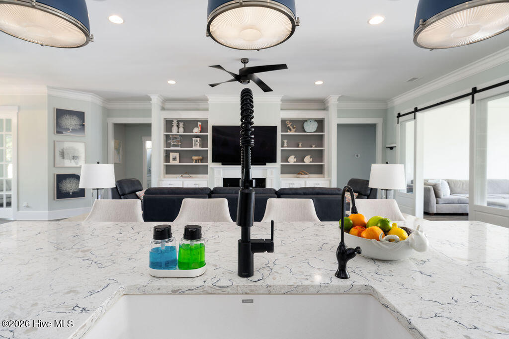 100561843 | Photo 10