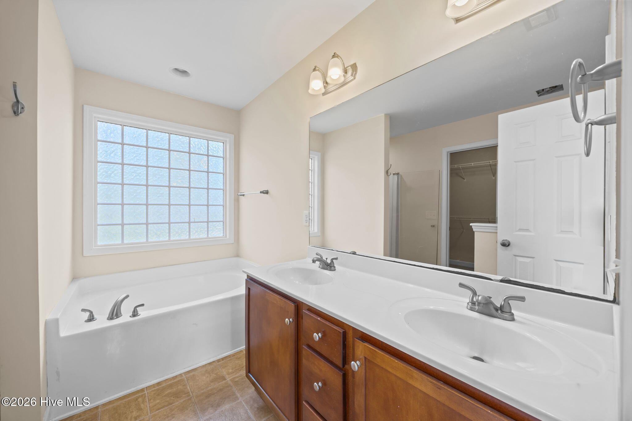 100557440 | Photo 29