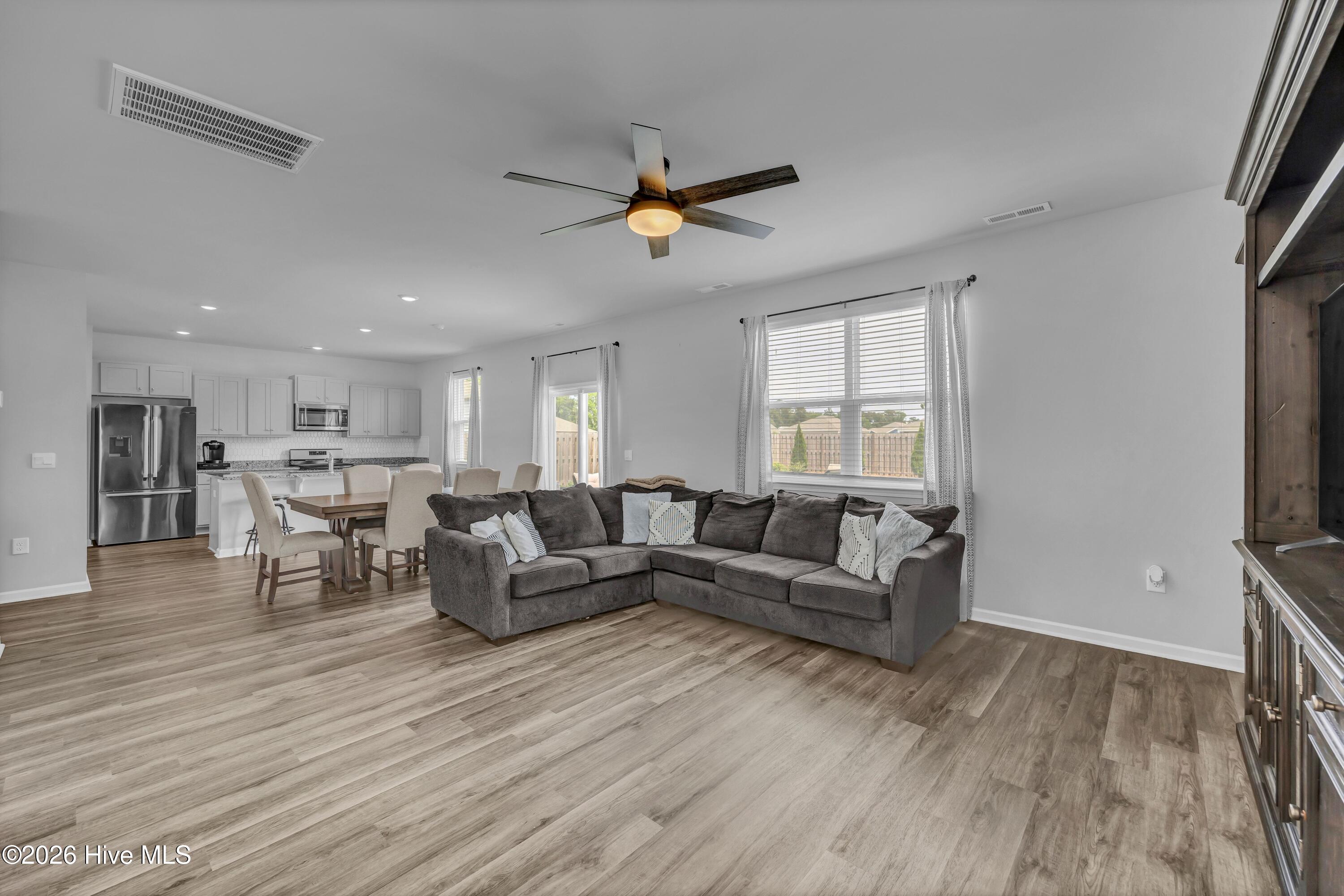 100570372 | Photo 15