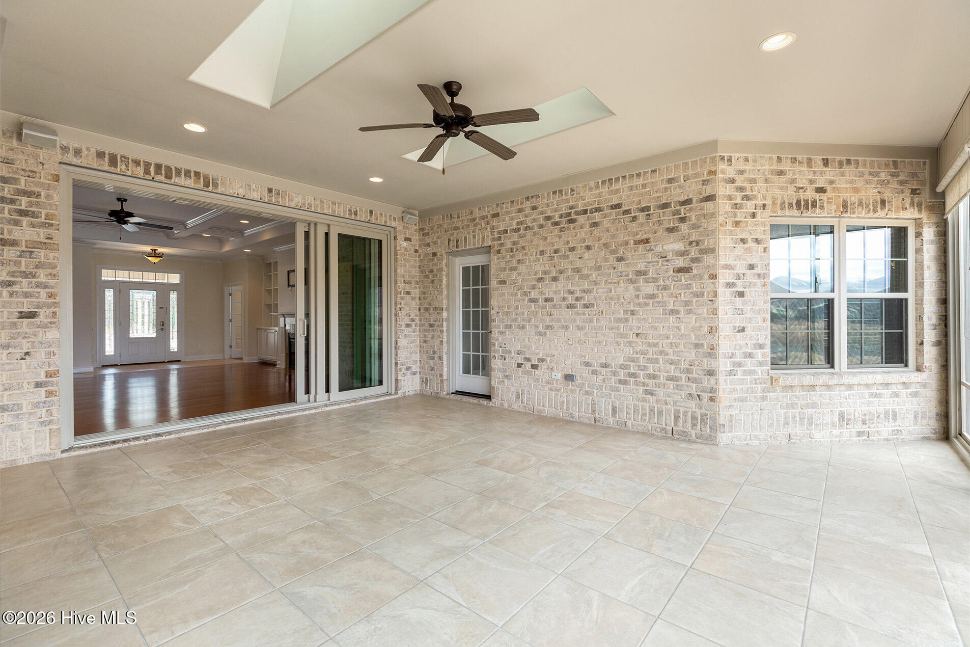 100556141 | Photo 11