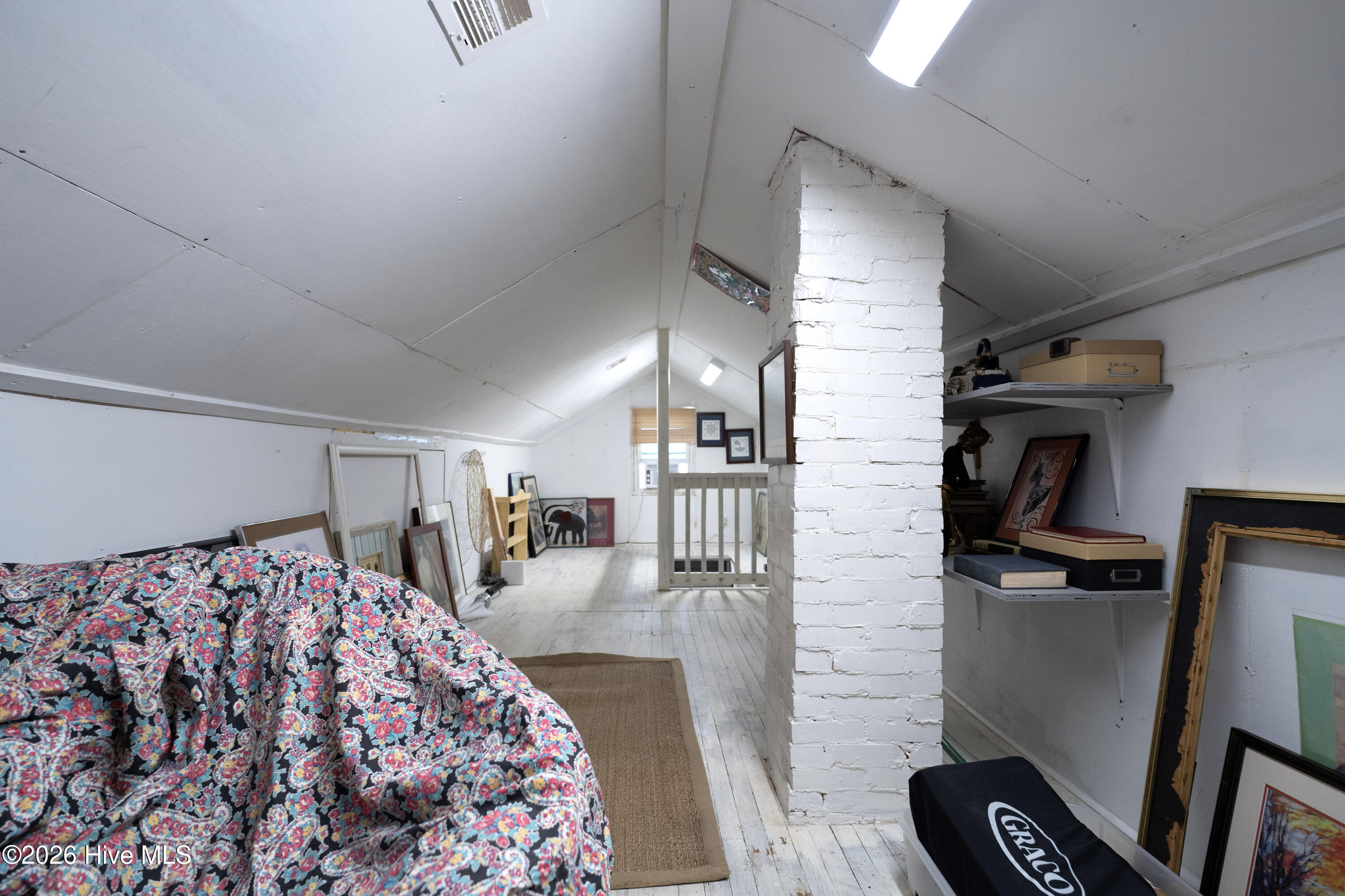 100567073 | Photo 24