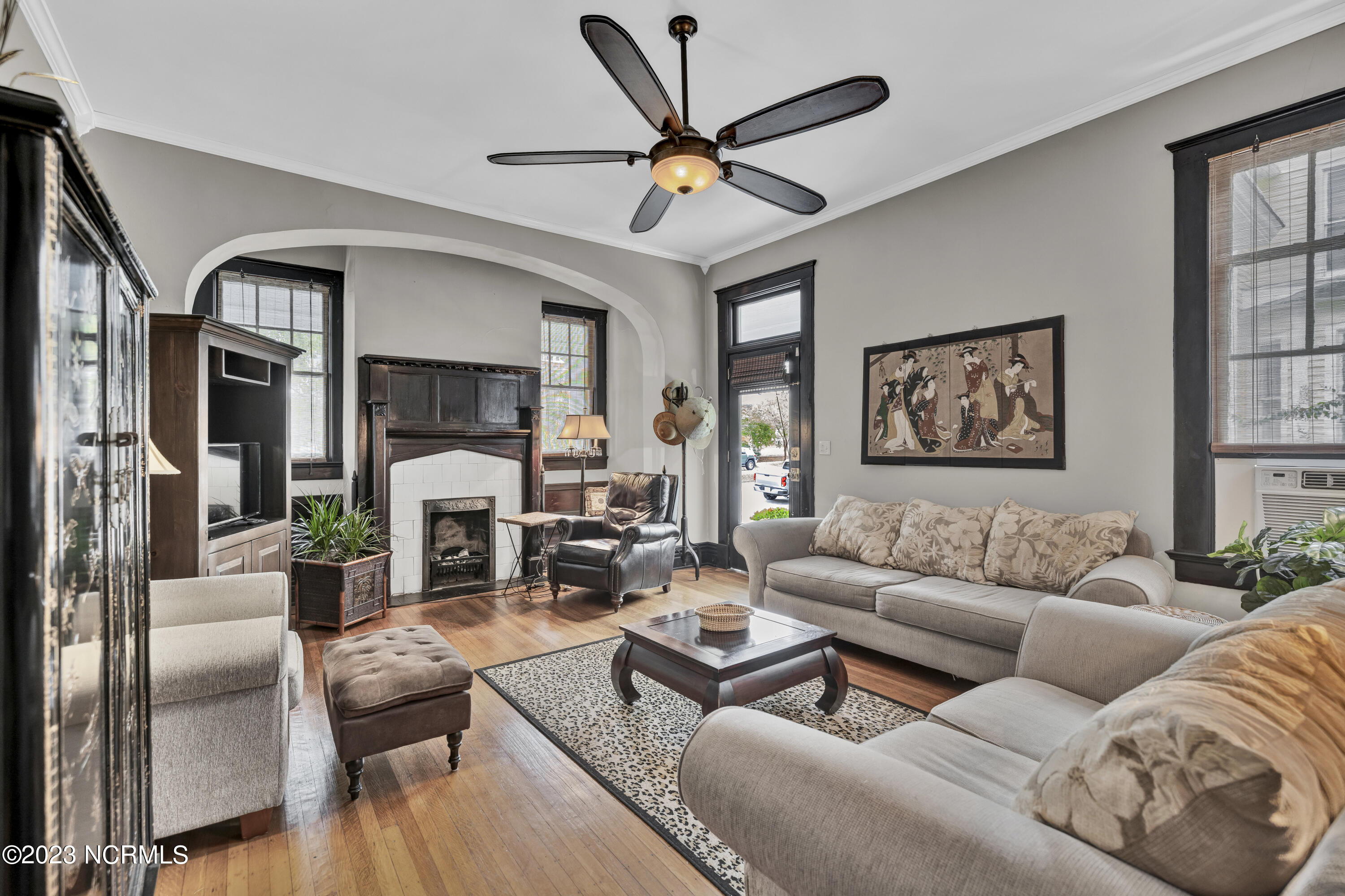 106 S 5th Avenue, Wilmington, NC 28401 – photo 11: First Floor Living Room