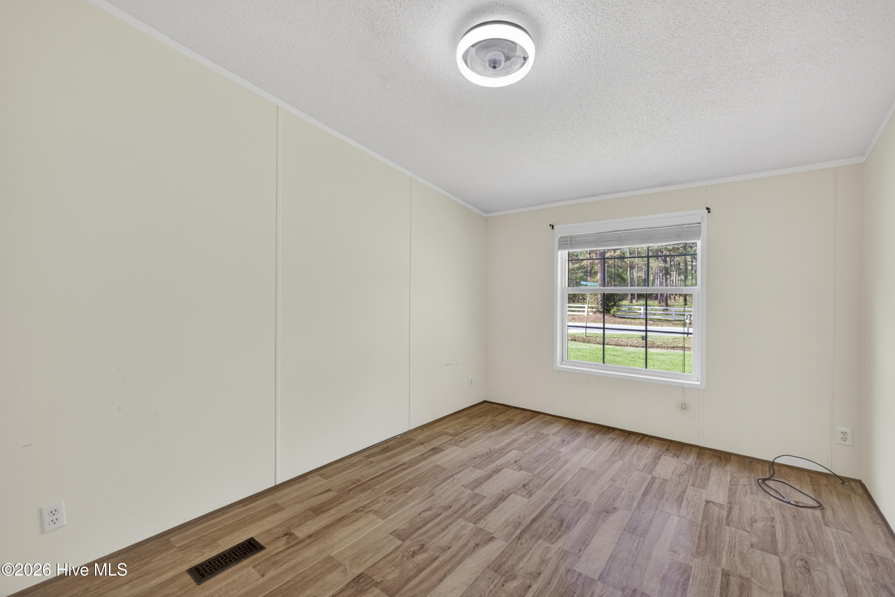 100566383 | Photo 23