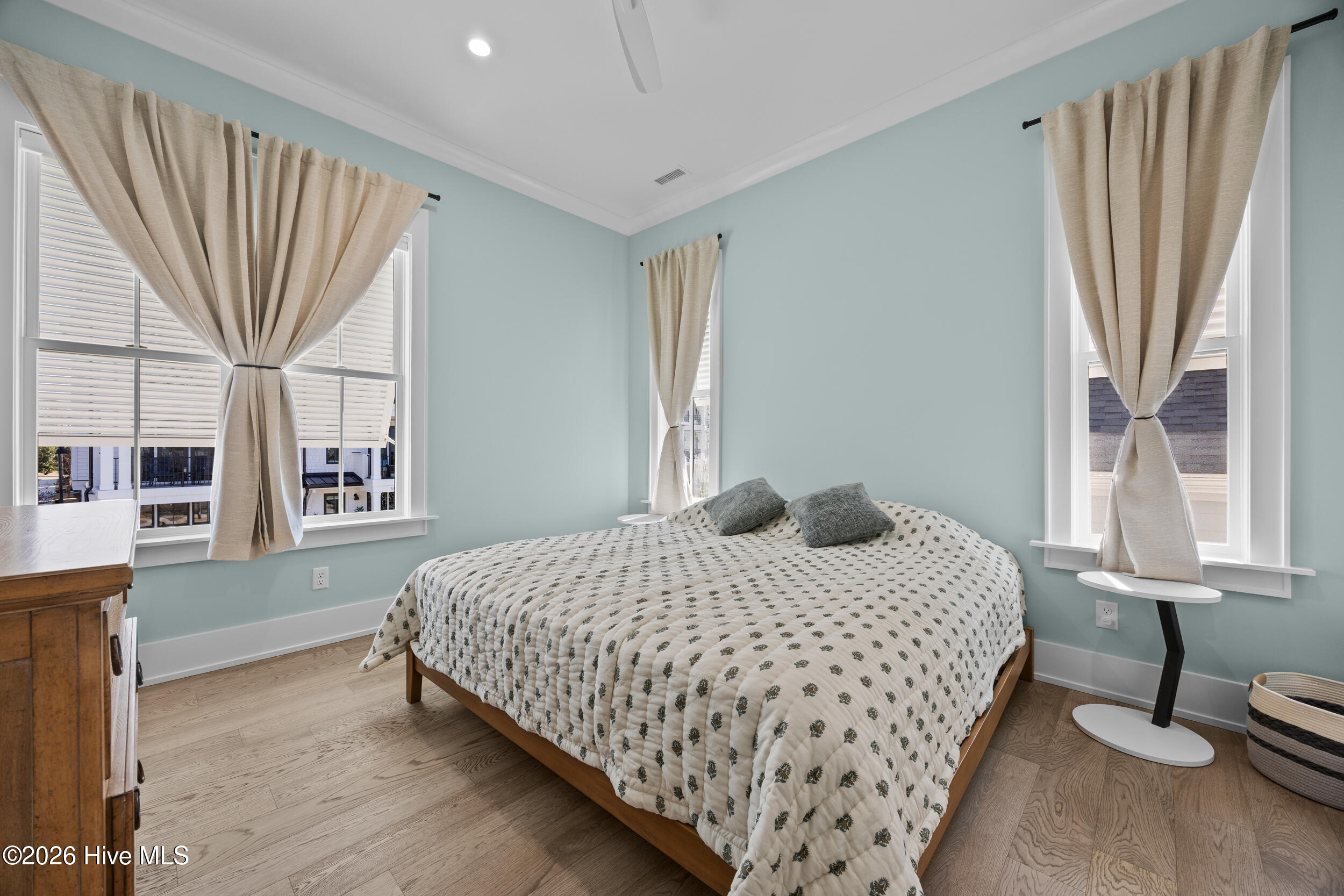 100553352 | Photo 46