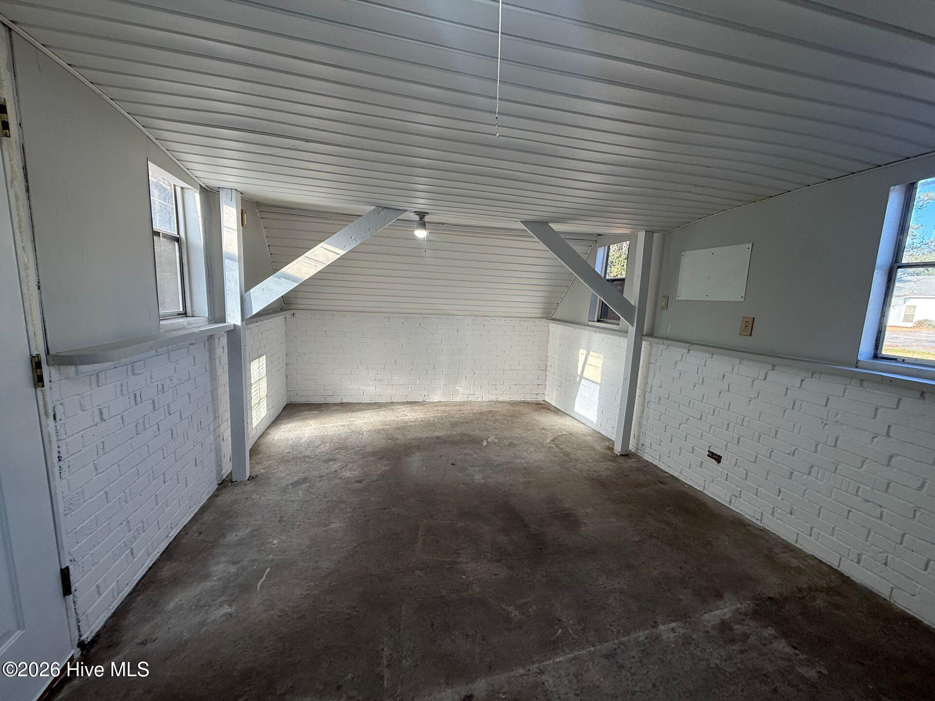 100547073 | Photo 12