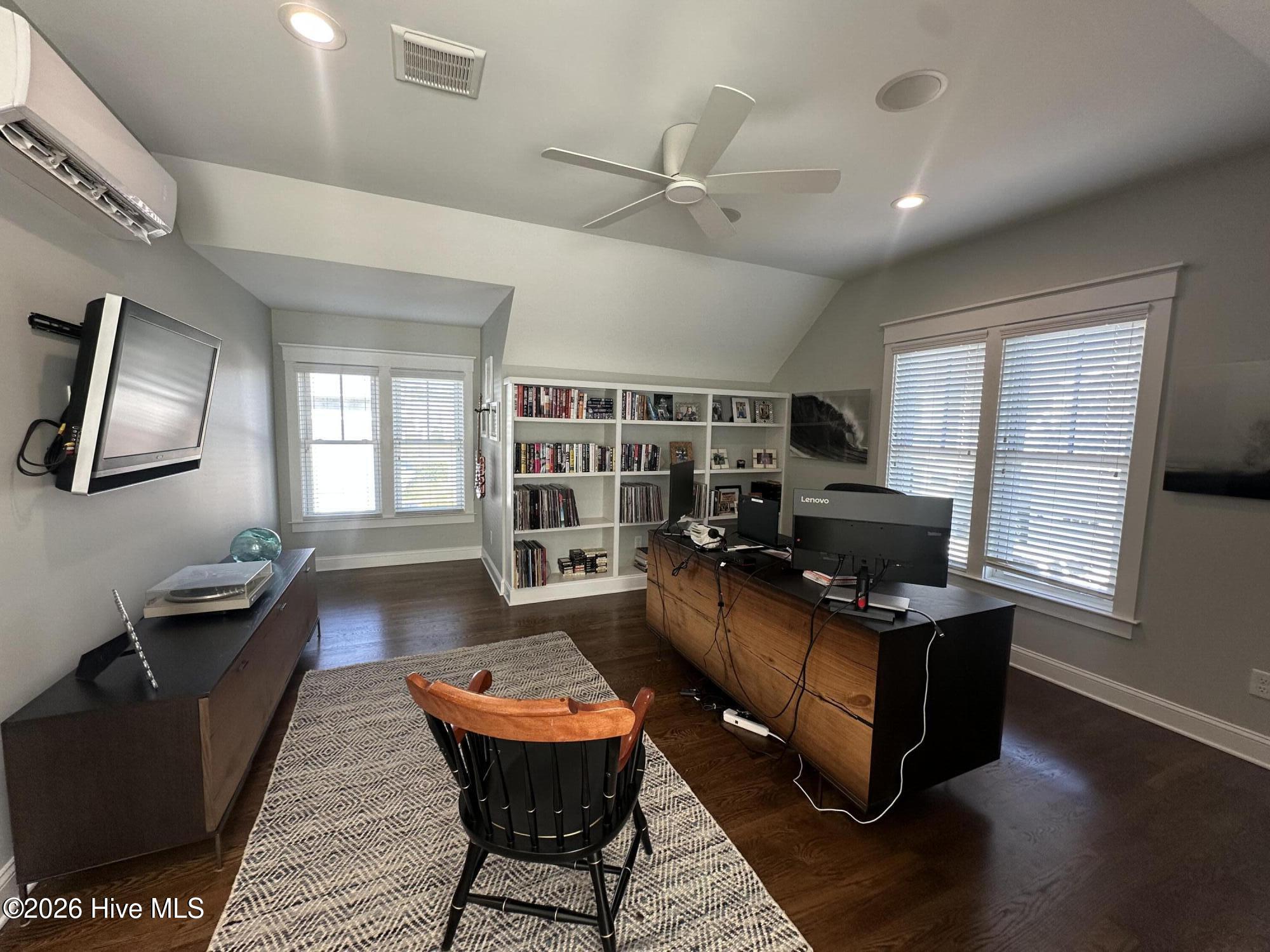 100562108 | Photo 40