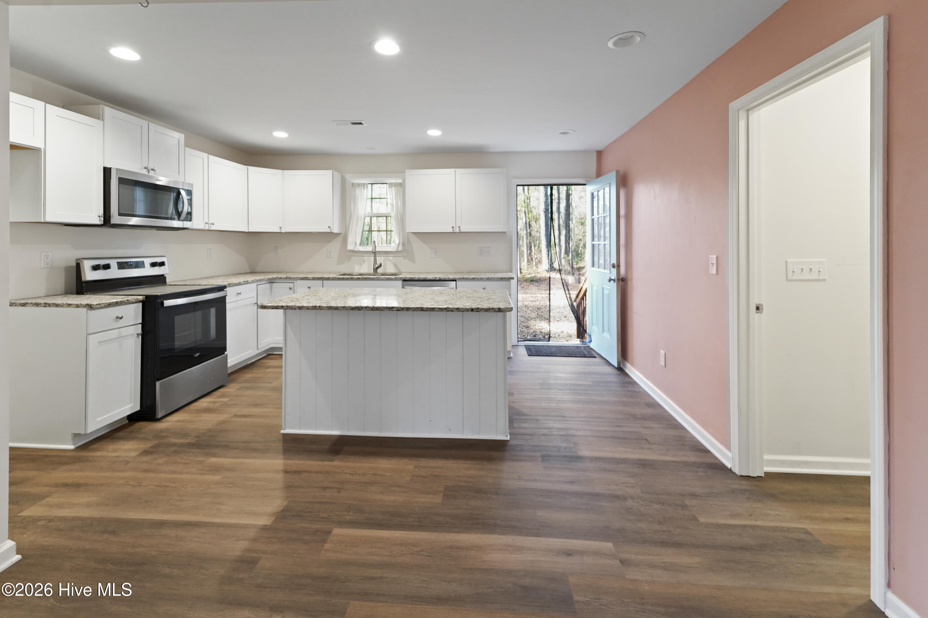 100548487 | Photo 42