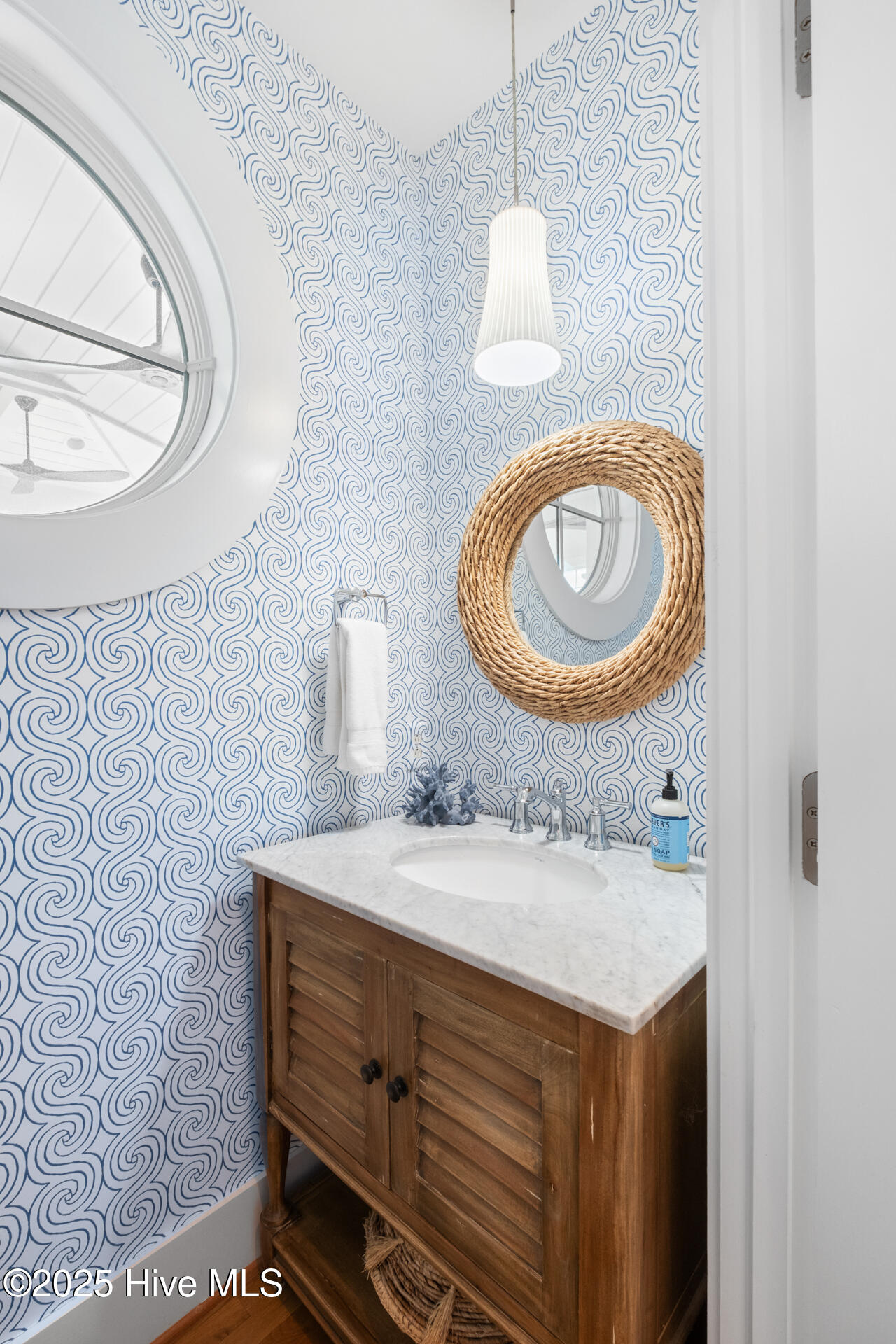 100540295 | Photo 18