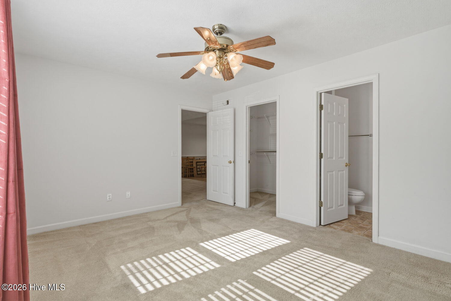 100555280 | Photo 25