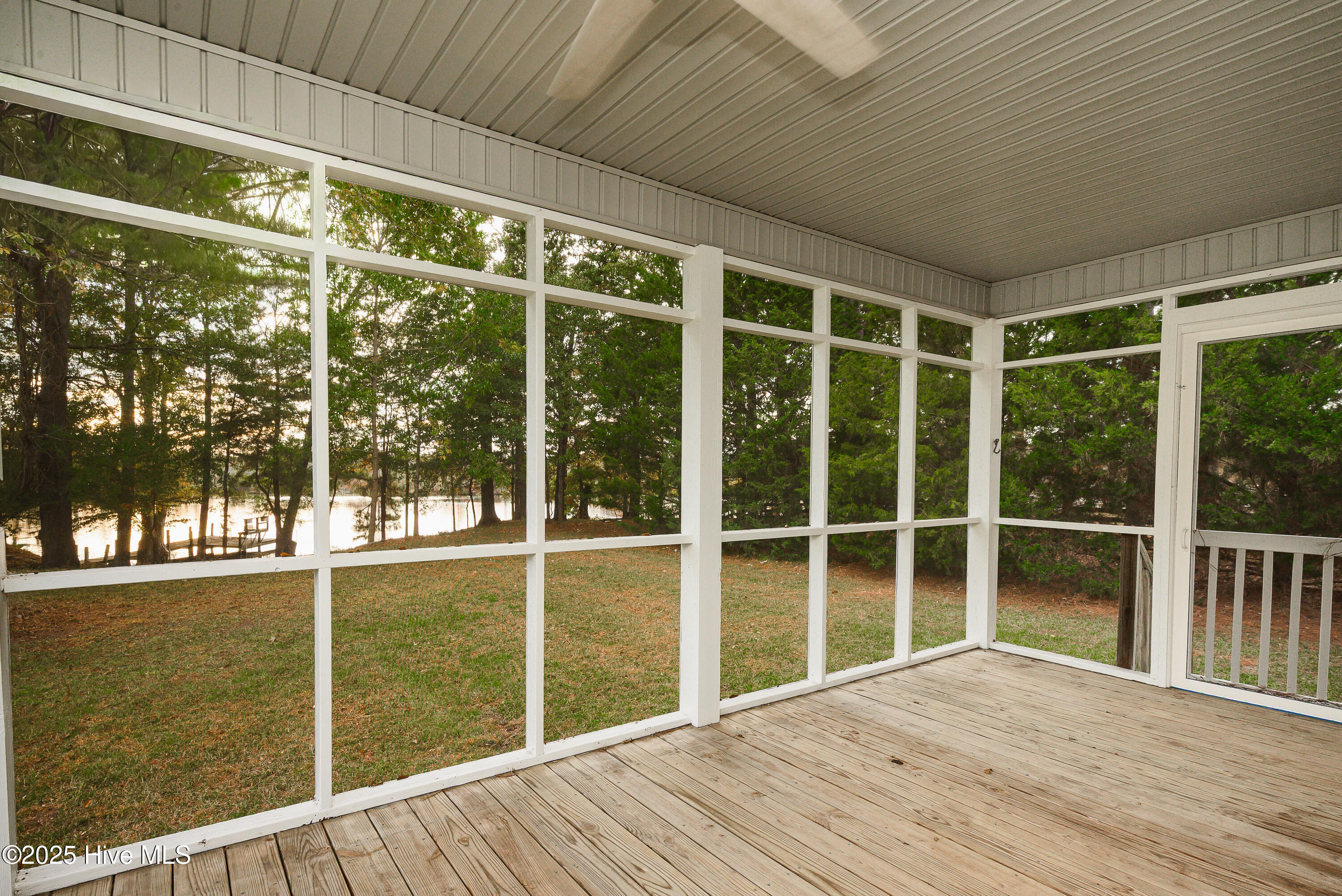 2nd dwelling screened porch with river view