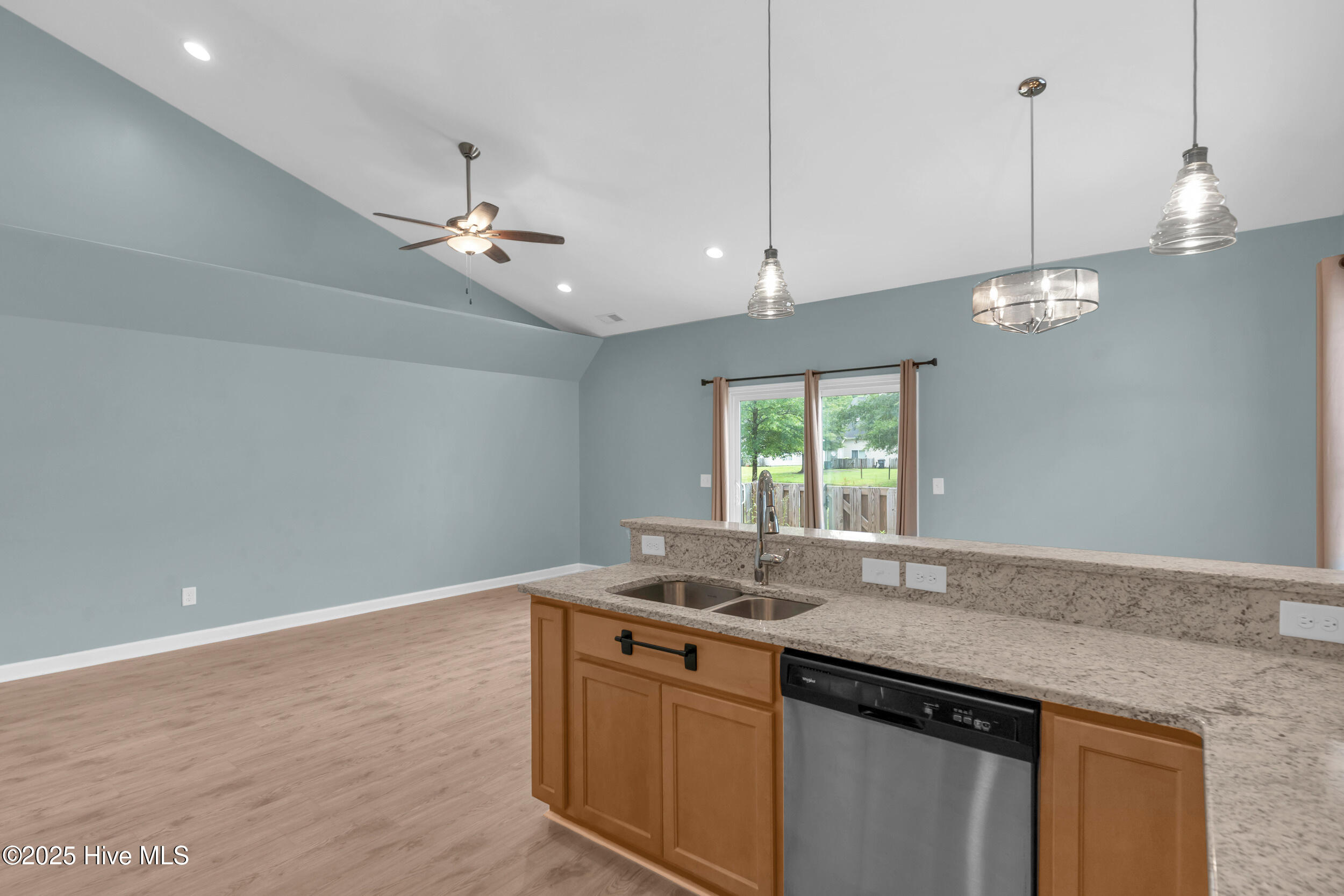 100549260 | Photo 15