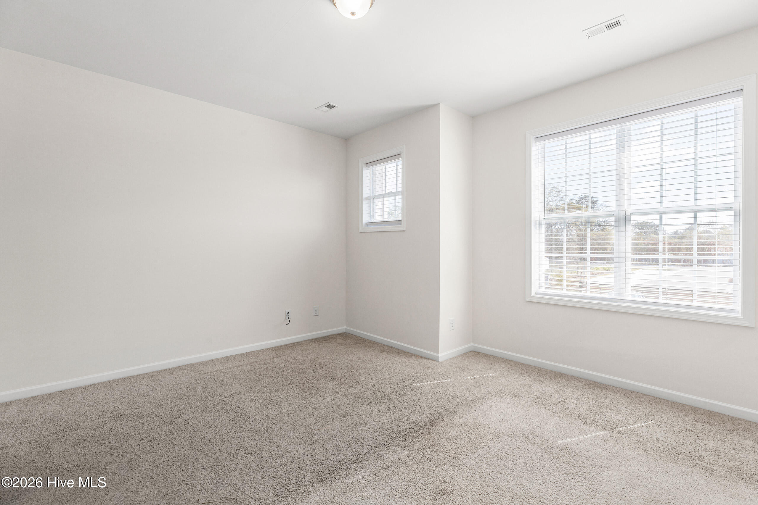 100562810 | Photo 26