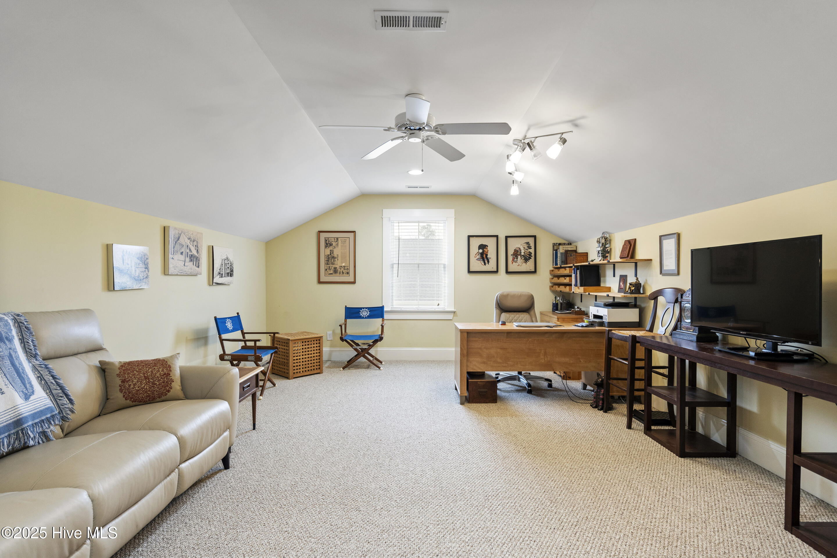 100545789 | Photo 34