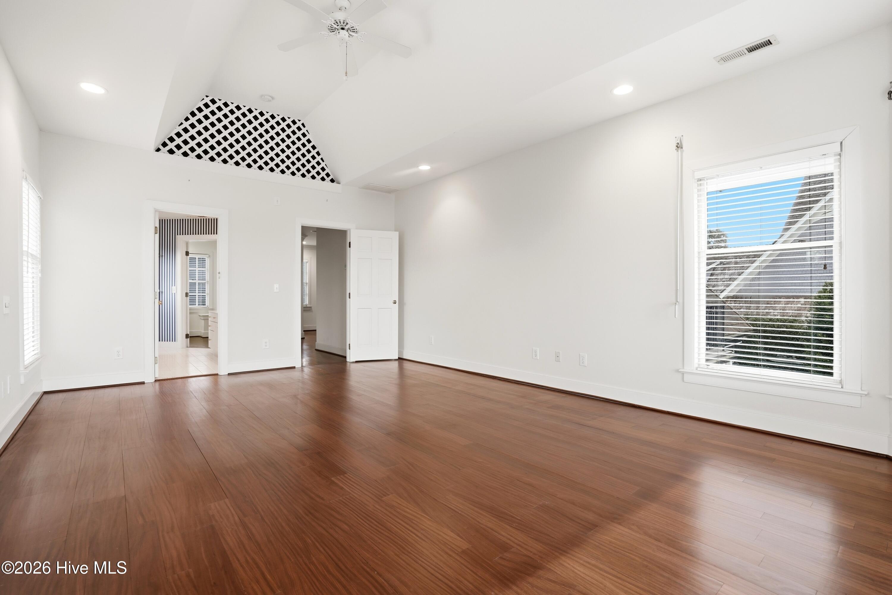 100556046 | Photo 79