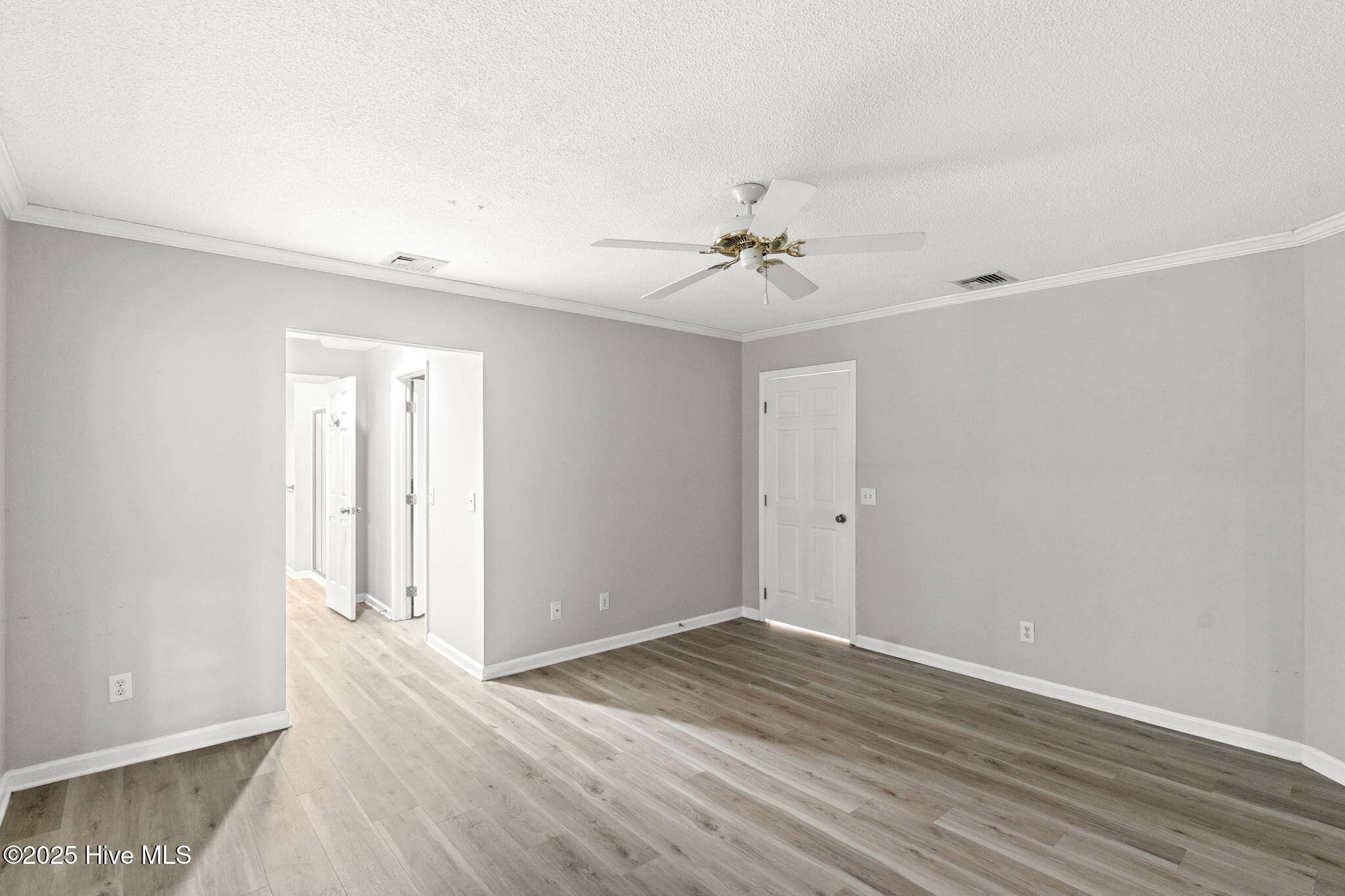 100535002 | Photo 12