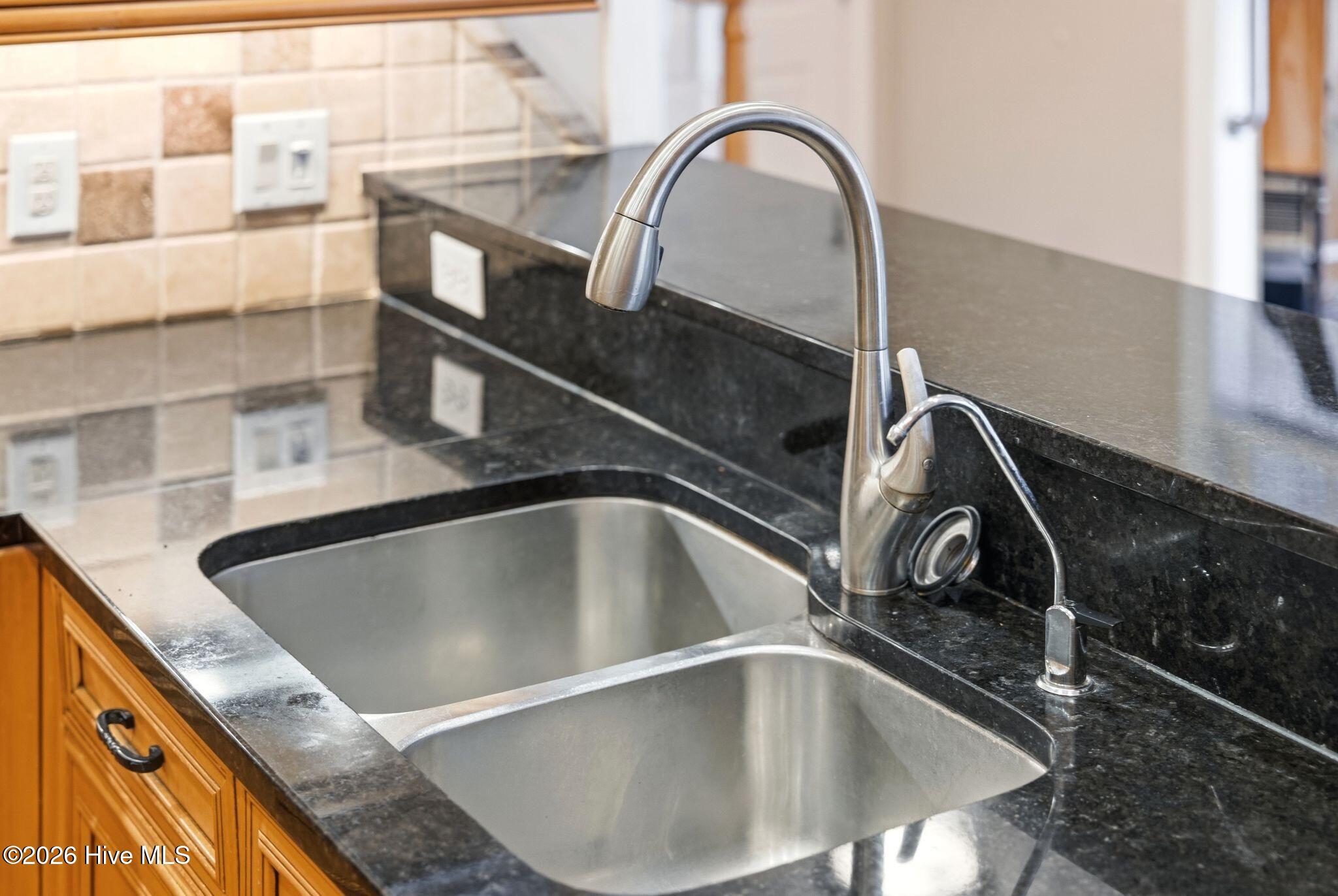 100561180 | Photo 28