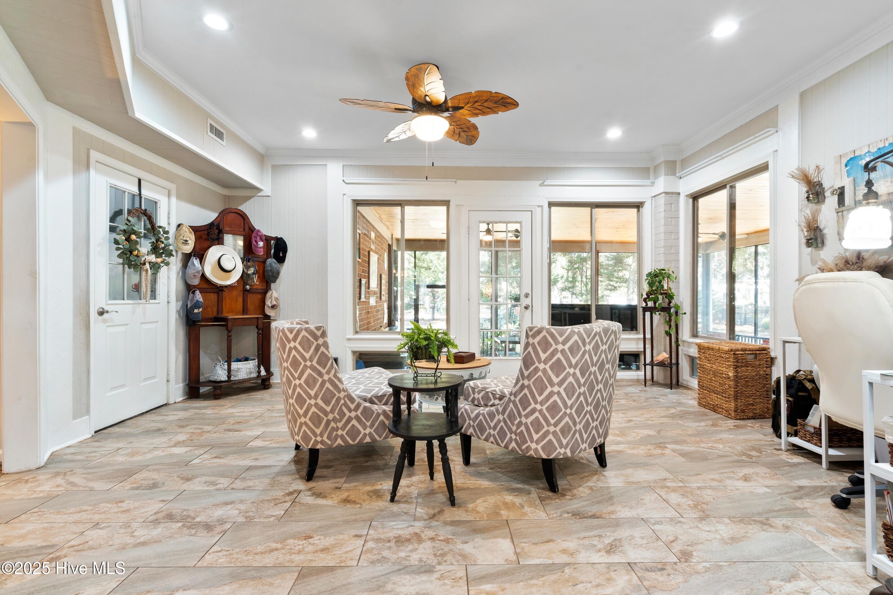 100538310 | Photo 40