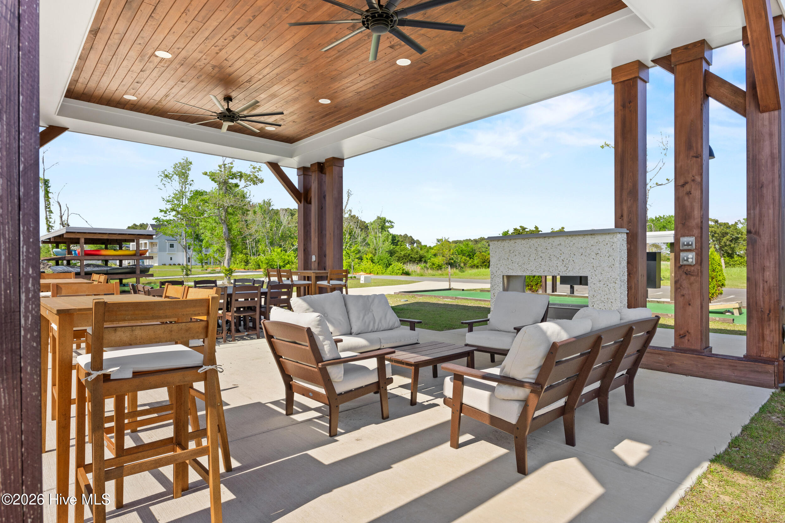 100586310 | Photo 63