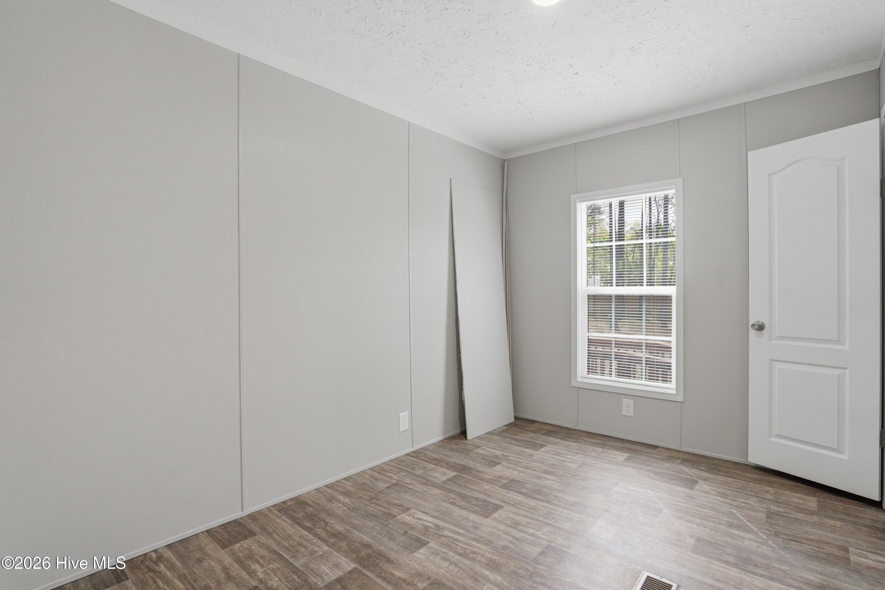 100565386 | Photo 14