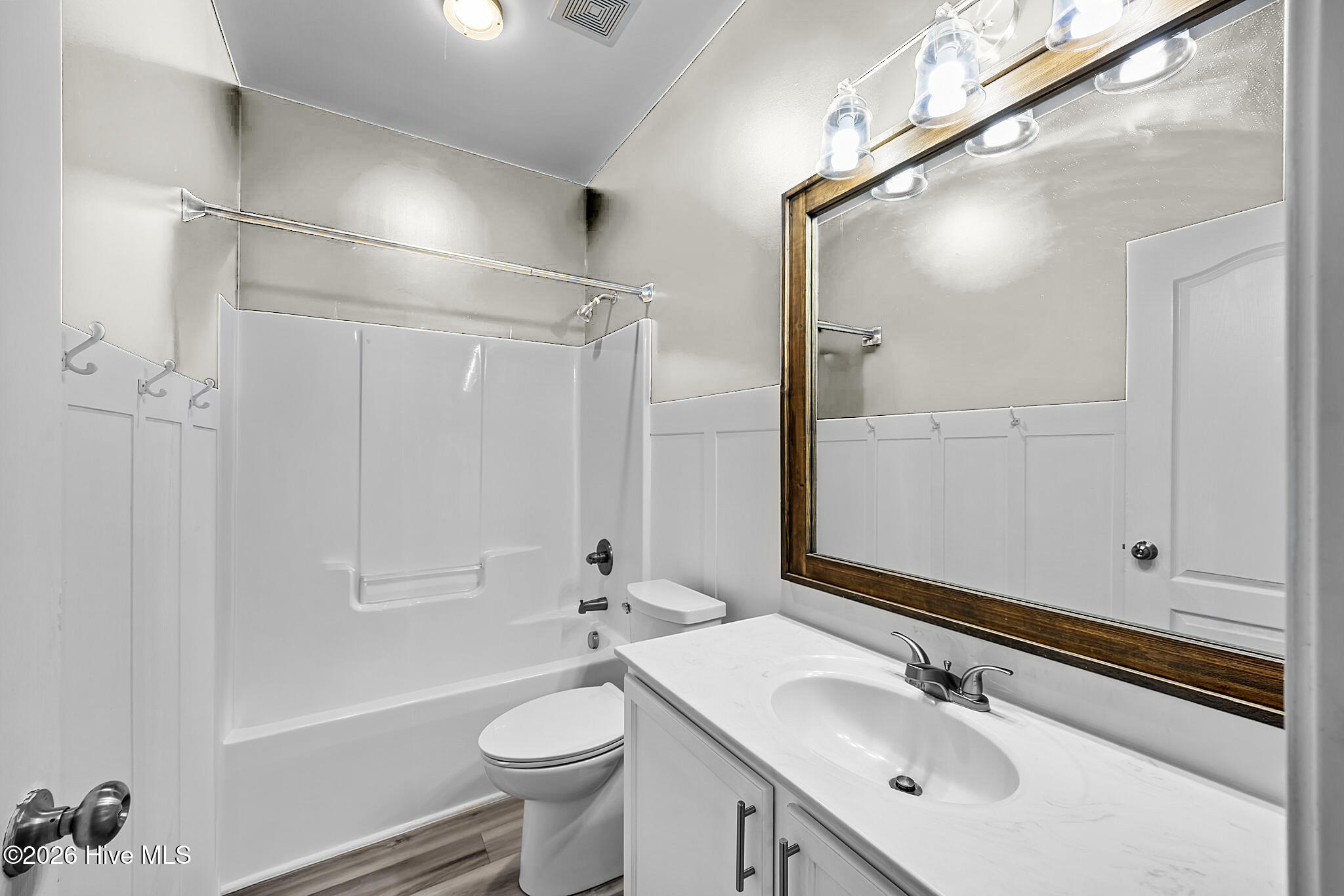 100561855 | Photo 33