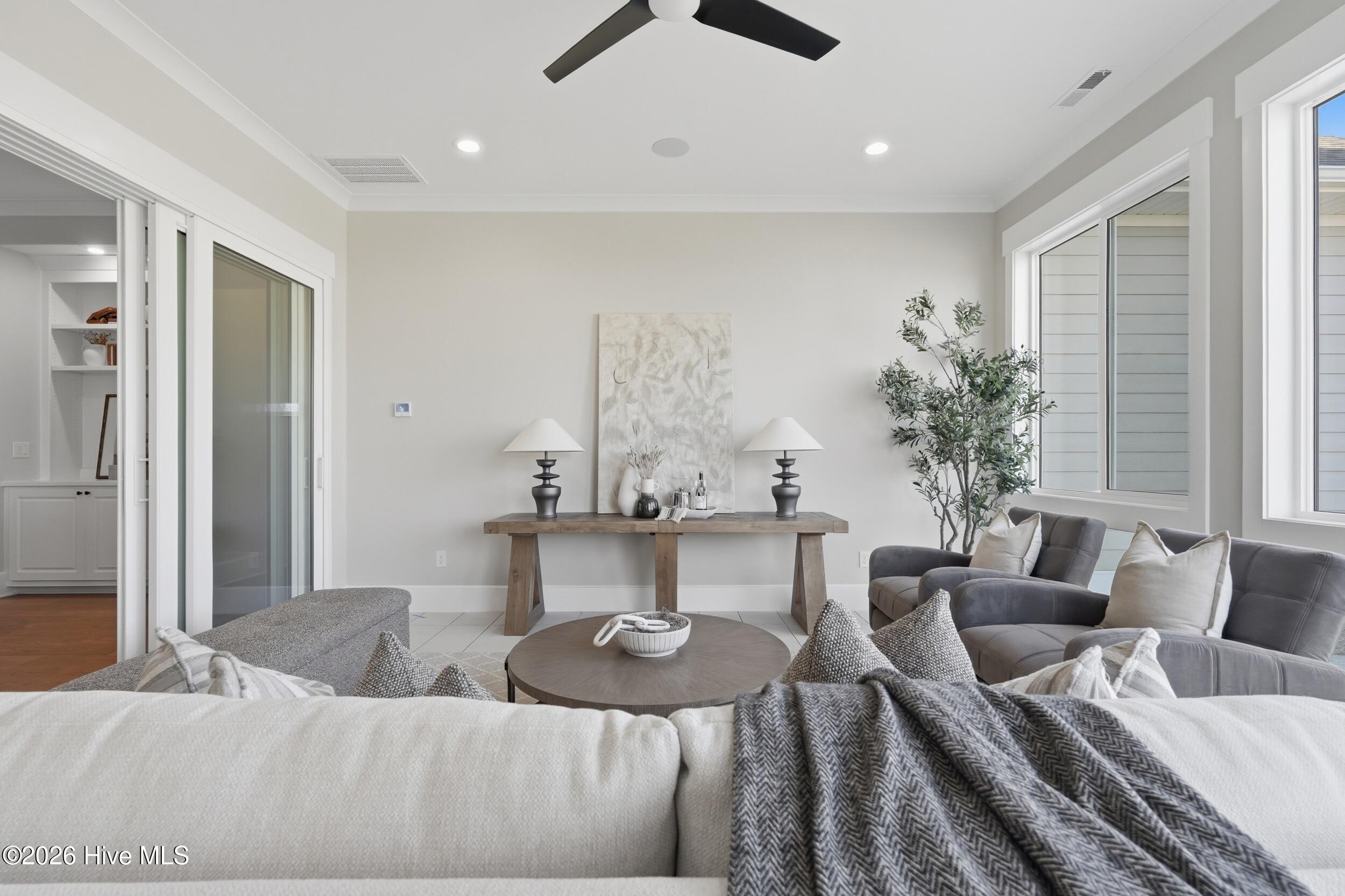 100567785 | Photo 40