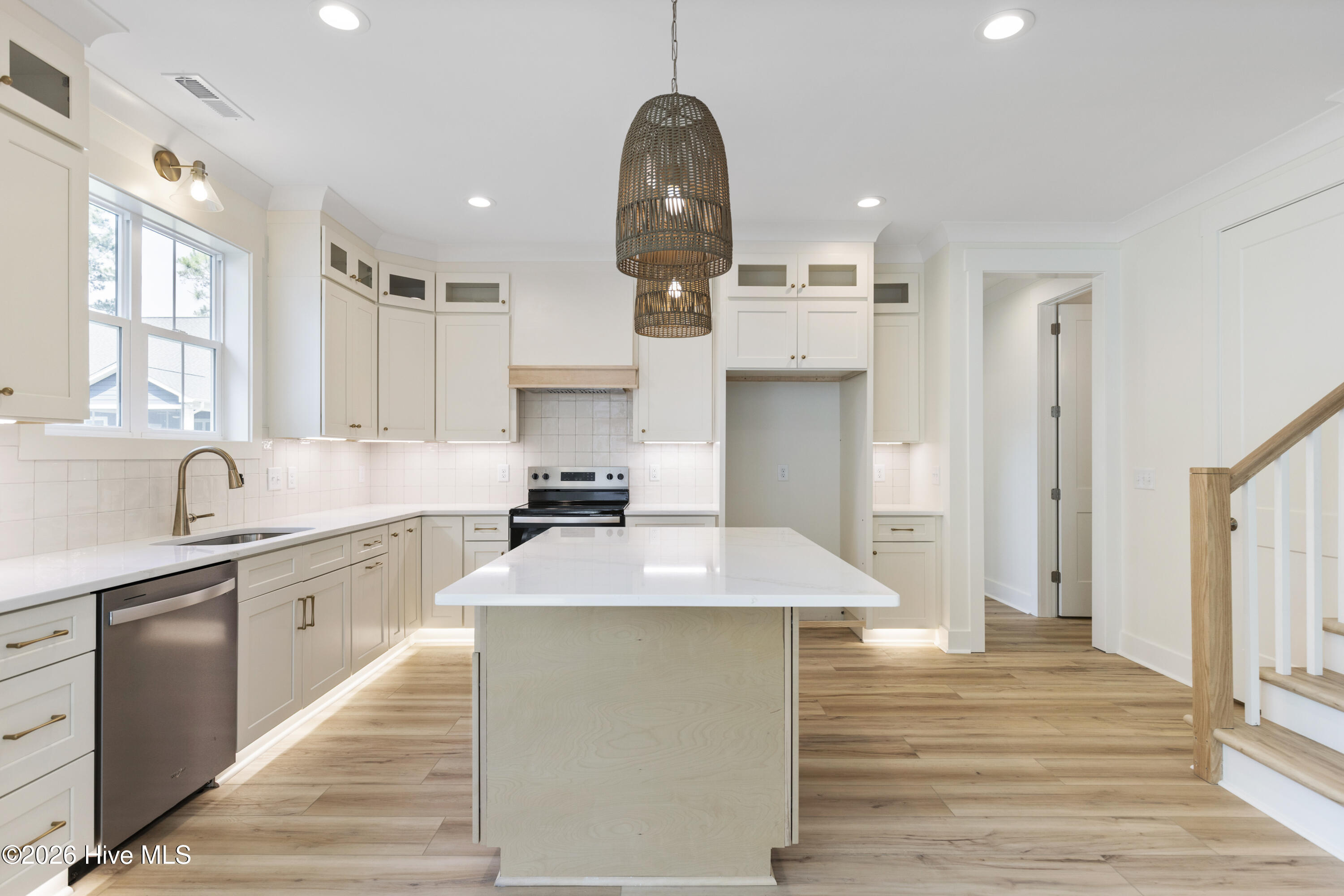 100553830 | Photo 16