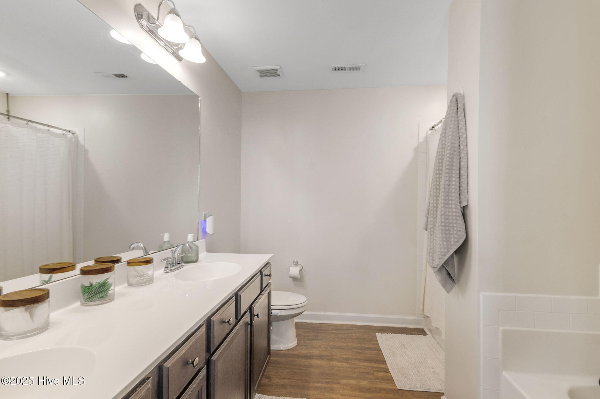 100538262 | Photo 24