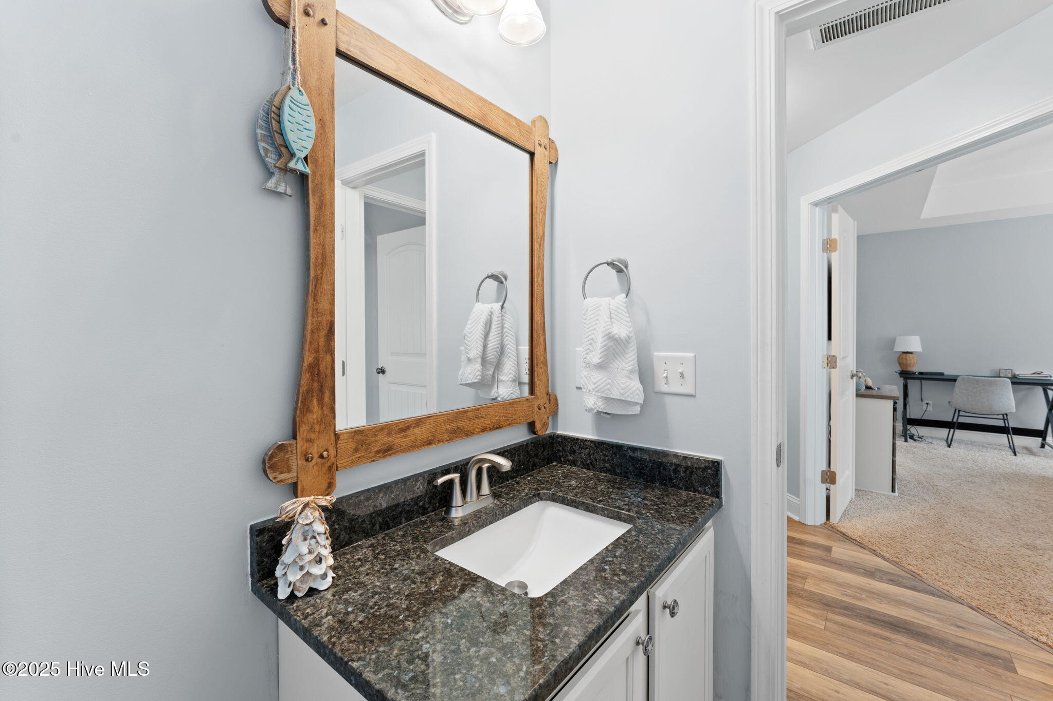 100548300 | Photo 50