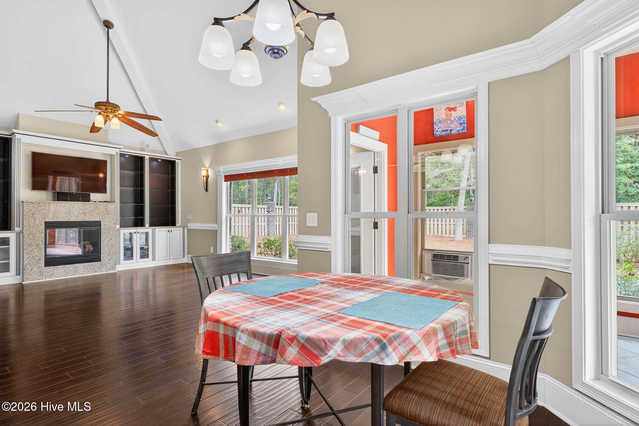 100560240 | Photo 15