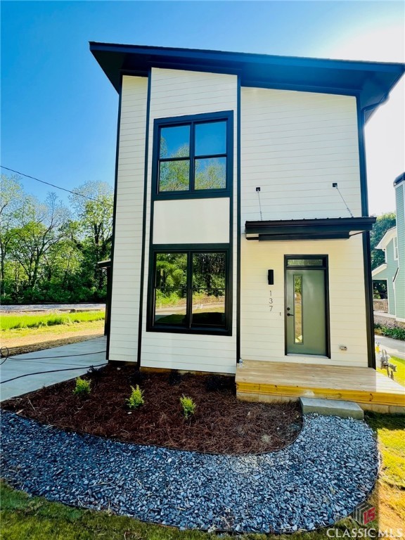 This 3/2.5 Modern cottage with large screened back porch and carport is scheduled for completion in the Fall of 2021. Located just blocks from Downtown, UGA campus, Piedmont hospital, River/Greenway Trails, Boulevard Woods Park, Chase Street Elementary, Coop Grocery, excellent restaurants, Independent Cinema, live music venues, coffee shops, Community Theater, Lyndon House Arts Center, Warehouse Arts District, local breweries, veritably everything that makes living in this culturally diverse, arts-centric community so desirable.