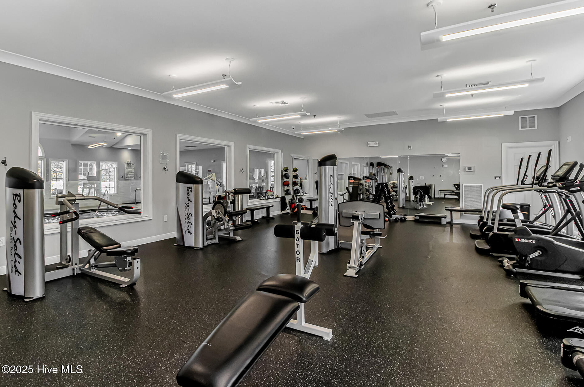 100536588 | Photo 32