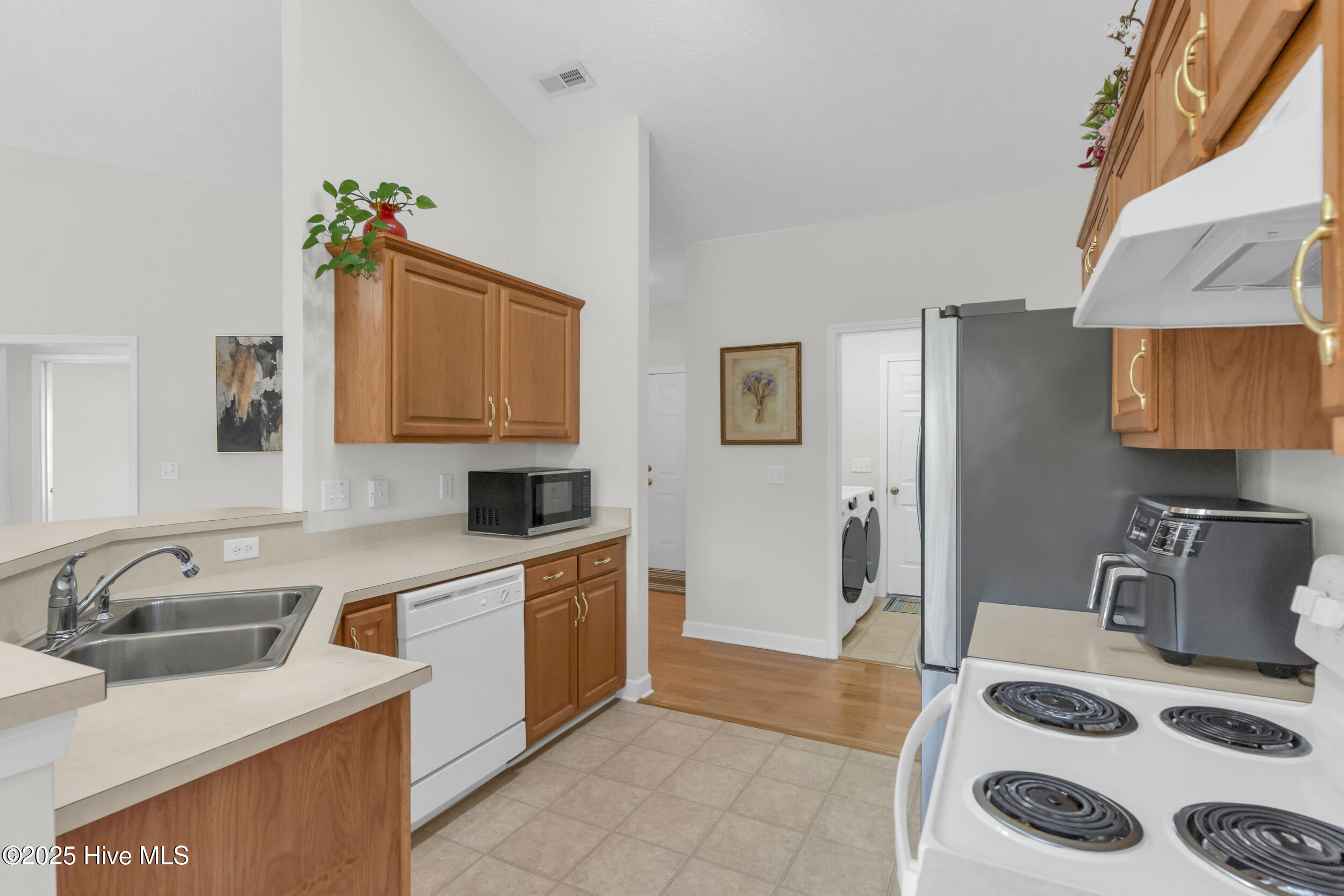 100540871 | Photo 12