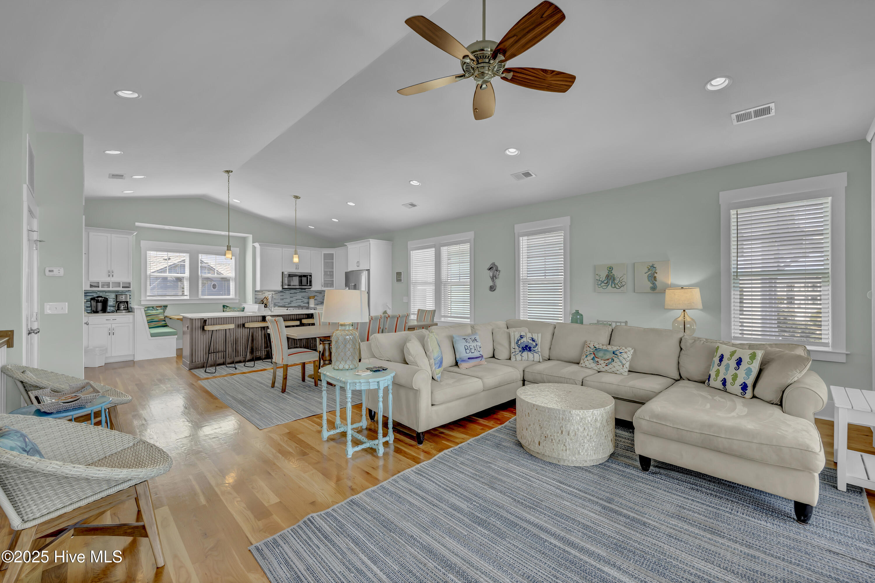 100535596 | Photo 13