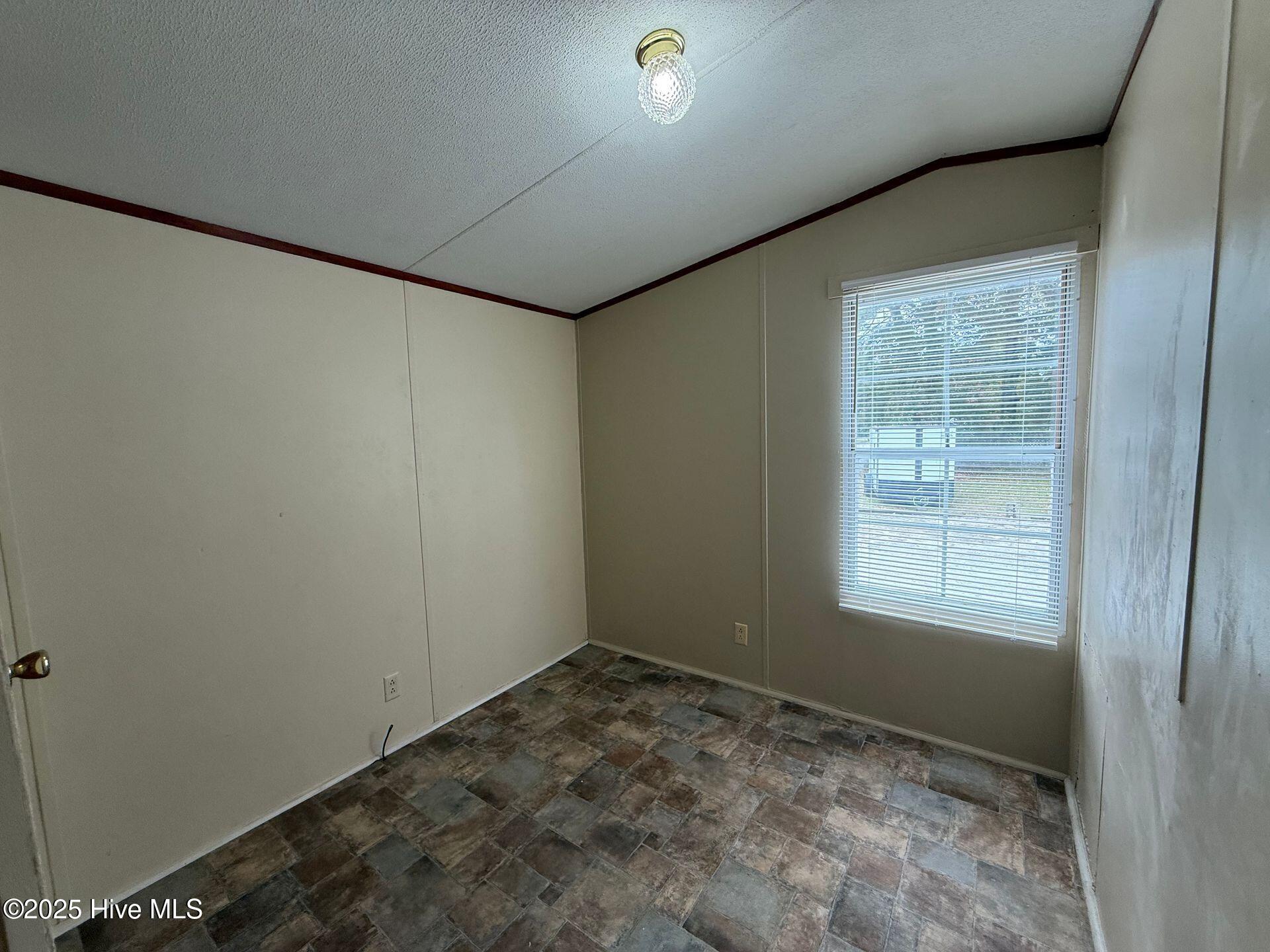 100540105 | Photo 10