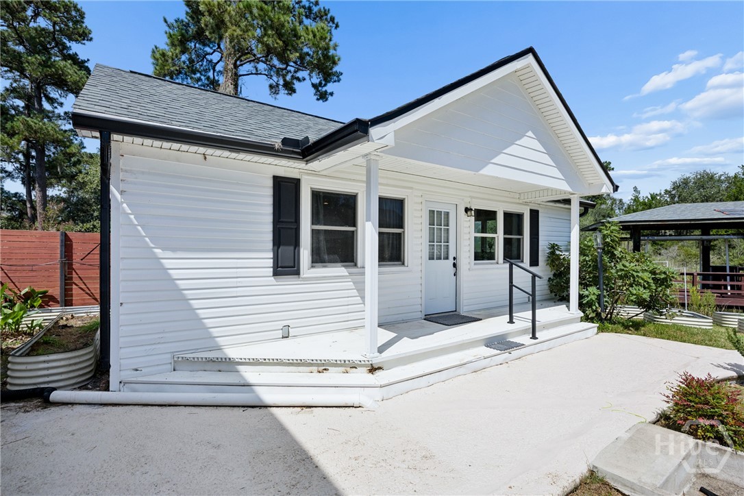 Private guest house and suite. For short or long term stays, this extra space is something everyone WISHES they had for family on the holidays.