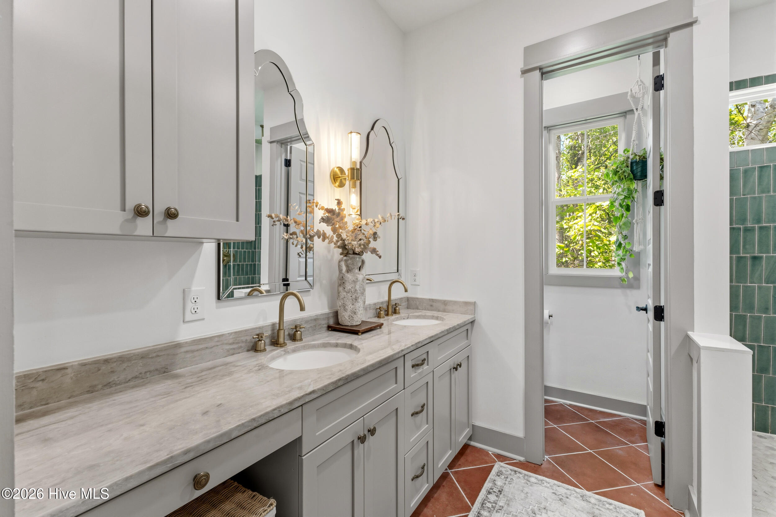 100570688 | Photo 28