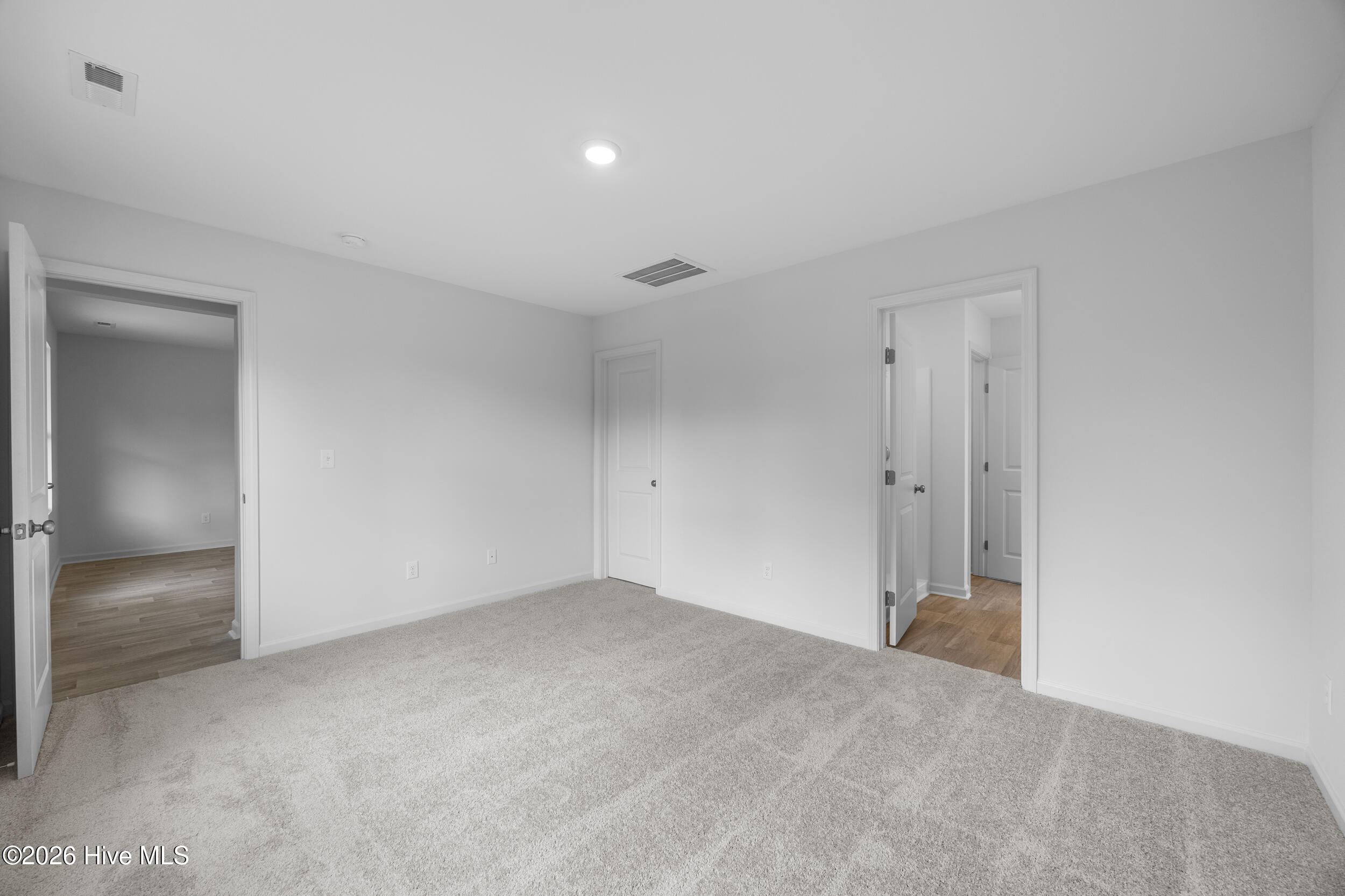 100557085 | Photo 19