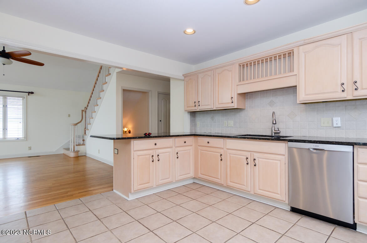 100568383 | Photo 15