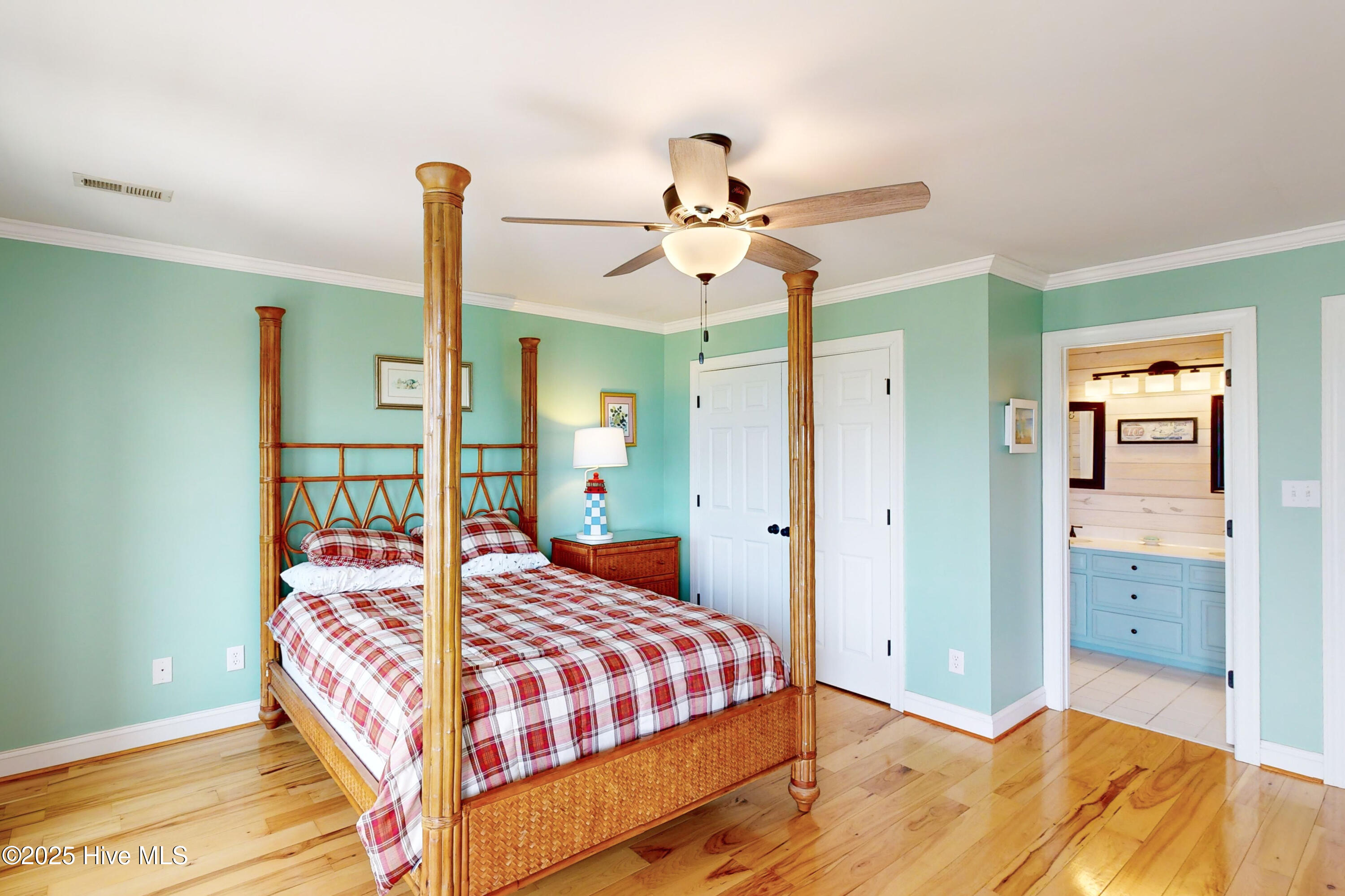 100563112 | Photo 44