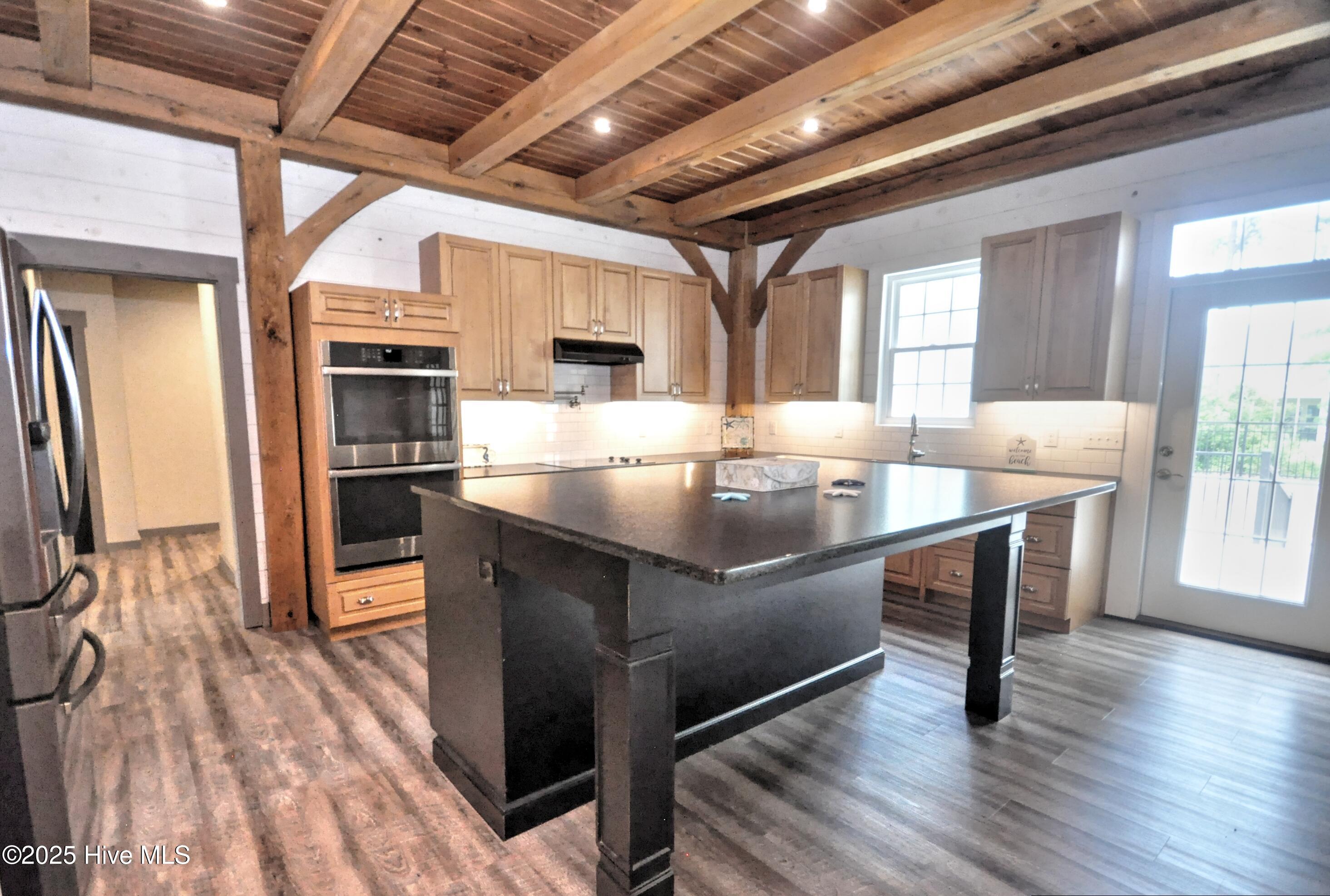 100535585 | Photo 29